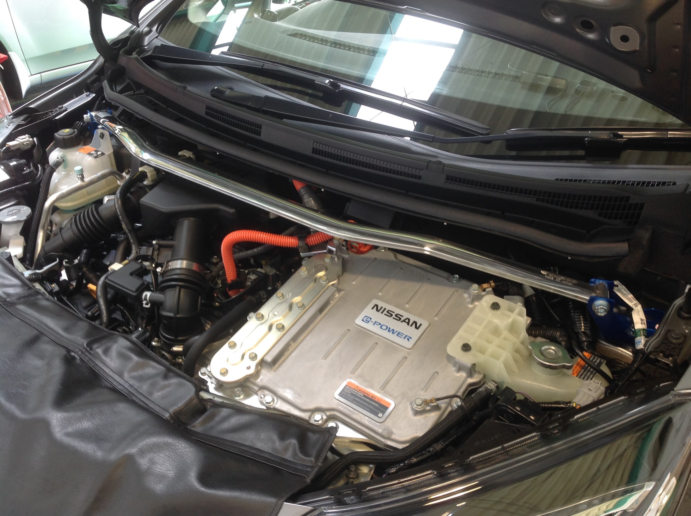 日産 ノート ｅパワー ｈｅ１２ にタワーバー取り付け 日産 ノートe Power メンテナンス商品 パーツ取付 足回り関係取付 スタッフ日記 タイヤ館 富田林 大阪府 和歌山県のタイヤからはじまる トータルカーメンテナンス タイヤ館グループ