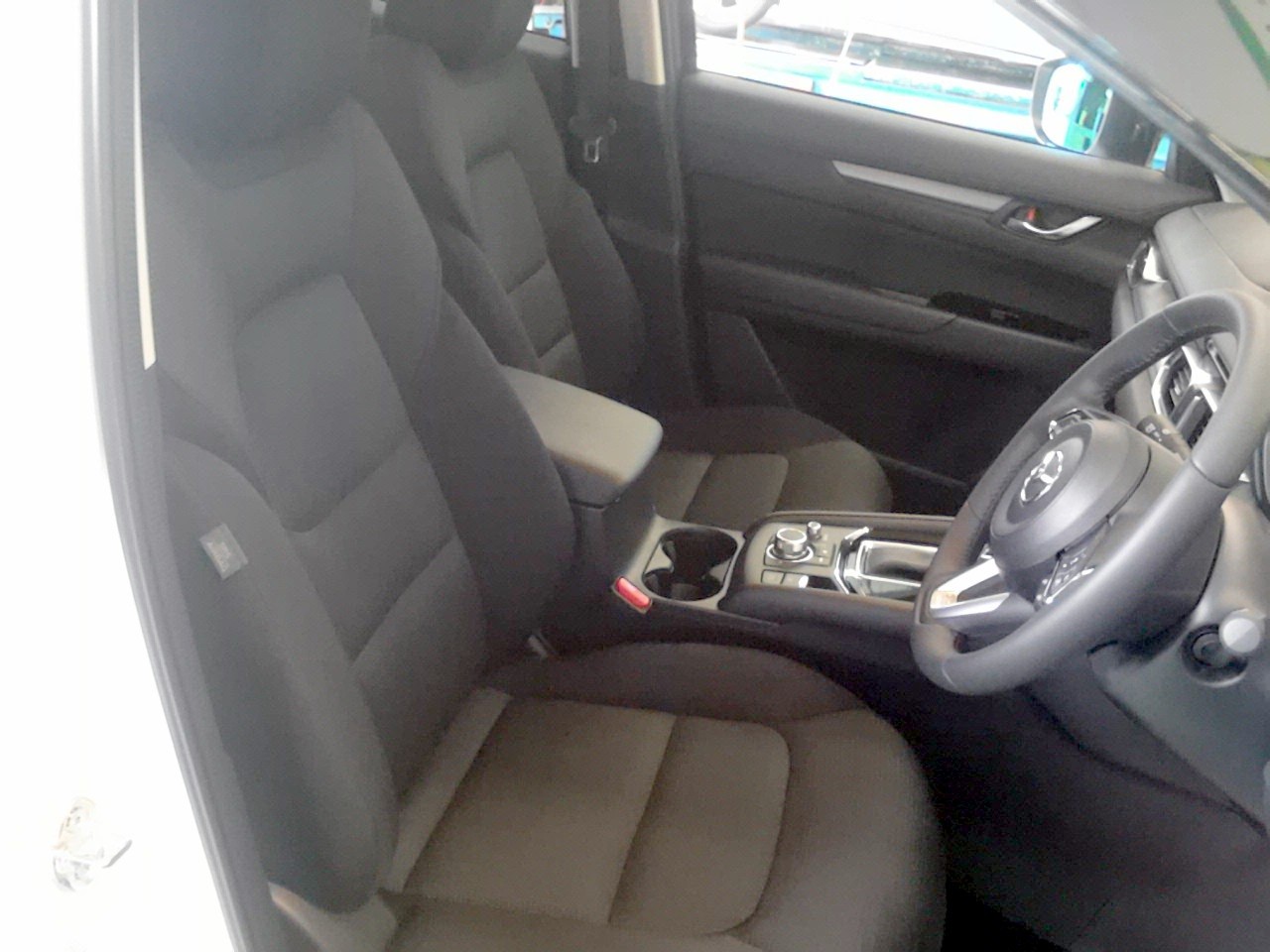 クルマ購入後の定番メニュー 何でもご相談ください マツダ Cx 5 その他 外装 内装取付 シートカバー取付 スタッフ日記 タイヤ館 草津 タイヤからはじまる トータルカーメンテナンス タイヤ館グループ