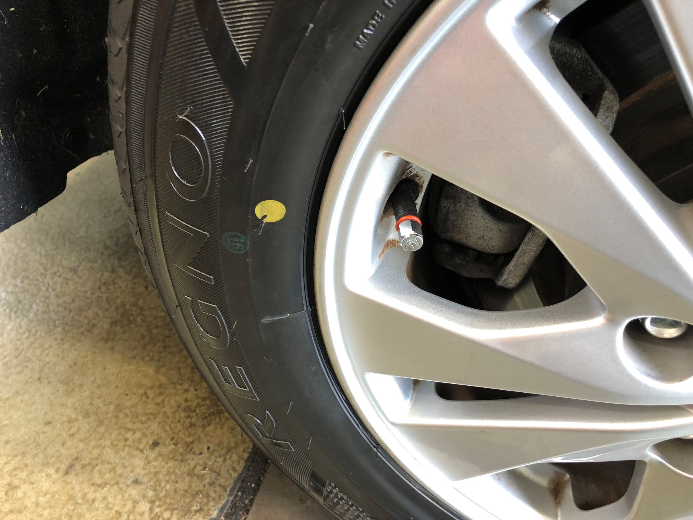 ニッサン セレナ ｃ26 空気圧センサー ｔｐｍｓ 取り付け 日産 セレナ メンテナンス商品 タイヤ ホイール関連 タイヤ ホイール交換 スタッフ日記 タイヤ館 パドック２４６ 東京都のタイヤ カー用品ショップ タイヤからはじまる トータルカーメンテナンス