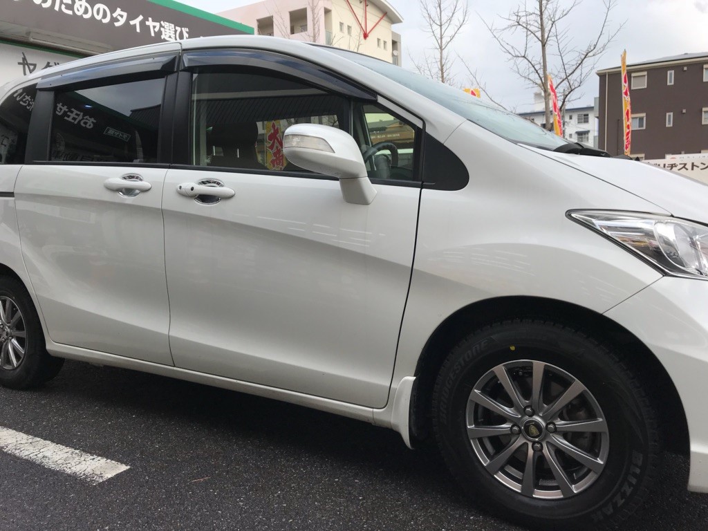 ホンダ フリード バッテリー交換作業 ホンダ フリード メンテナンス商品 サービス事例 タイヤ館 日永 愛知県 三重県のタイヤ カー用品ショップ タイヤからはじまる トータルカーメンテナンス タイヤ館グループ