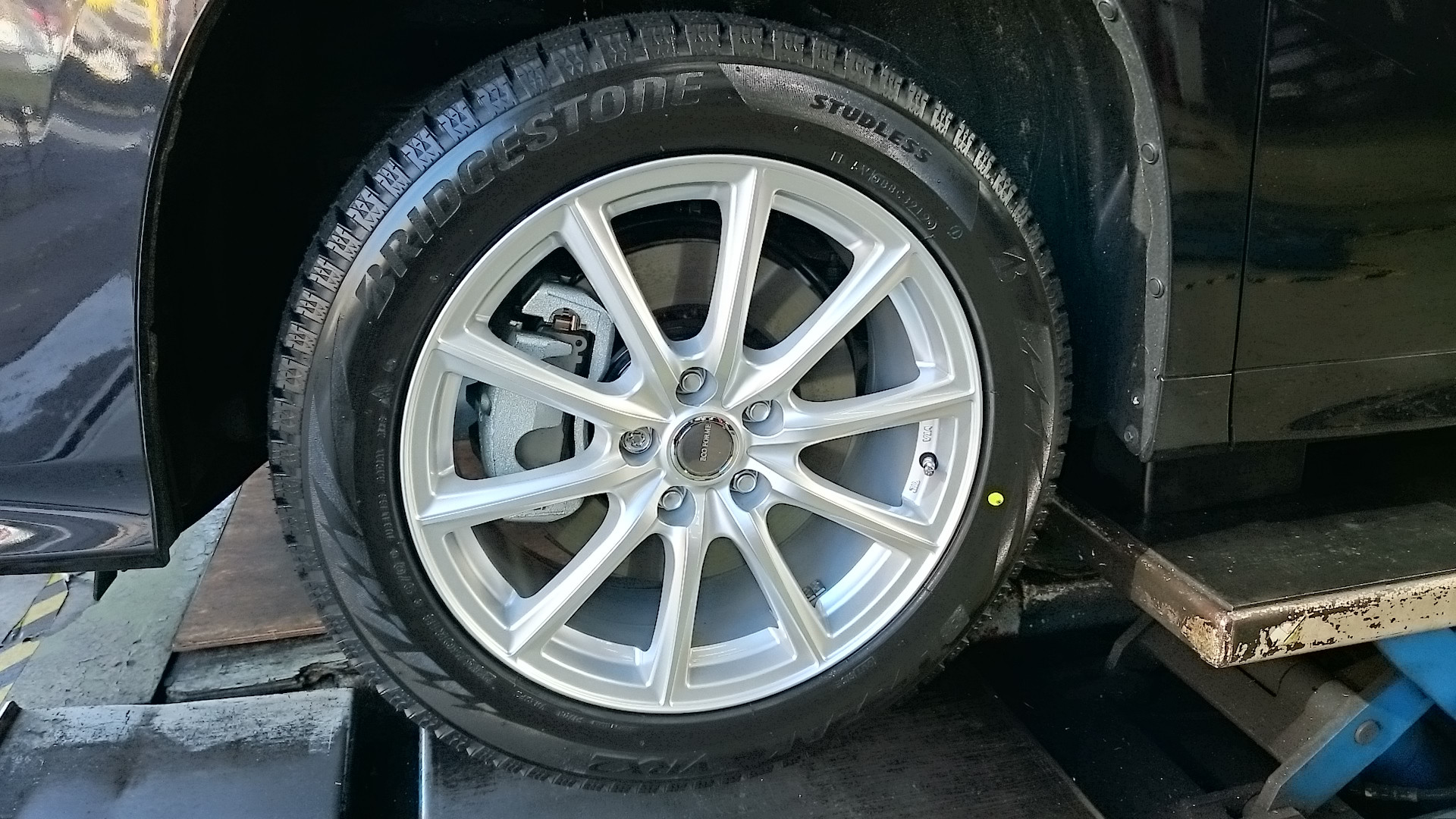 アルファード スタッドレスホイールセット取り付け トヨタ アルファード タイヤ その他 スタッドレス メンテナンス サービス事例 タイヤ館 パドック２４６ 東京都のタイヤ カー用品ショップ タイヤからはじまる トータルカーメンテナンス タイヤ館グループ