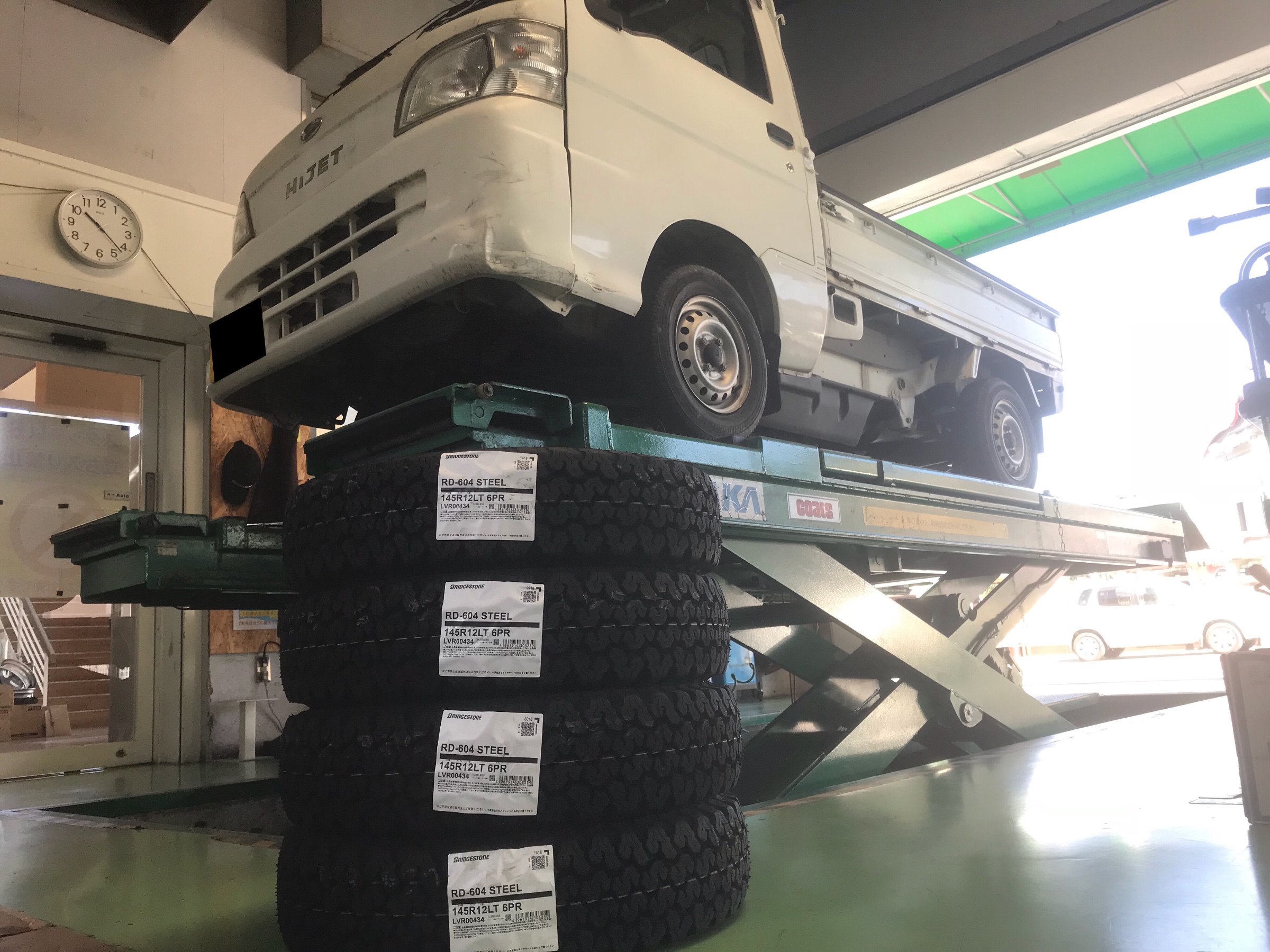 ハイゼットのタイヤ交換 錆び止めをしました ダイハツ ハイゼット タイヤ 技術サービス施工事例 タイヤ館 福岡東 タイヤからはじまる トータルカーメンテナンス タイヤ館グループ