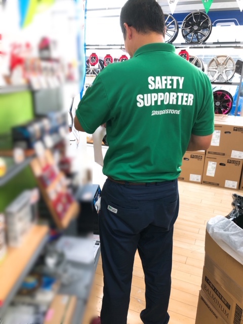 スタッフ撮影 プライスが写り込んだのでアプリでモザイクかけました。大丈夫ですか？