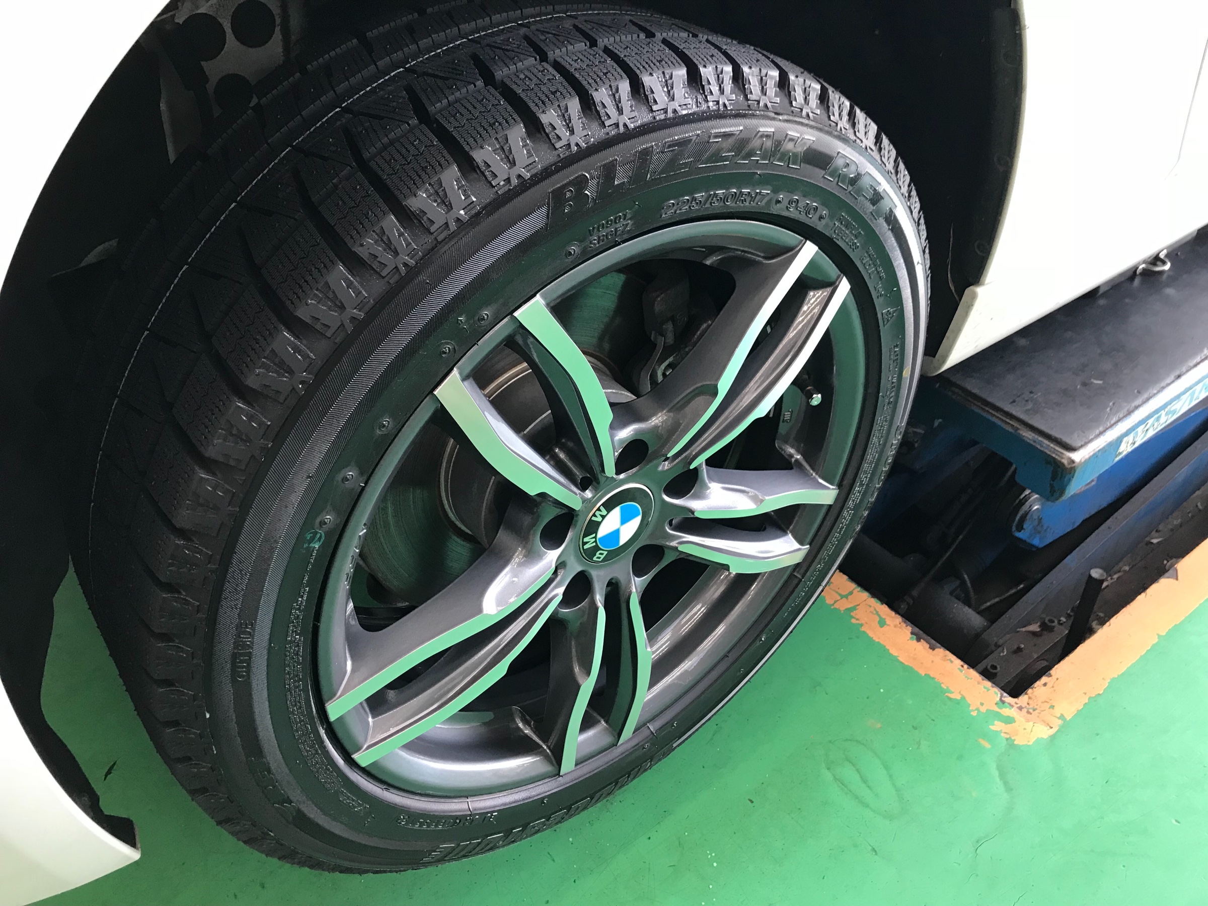 Bmw ３シリーズのお客様のタイヤ交換 Bmw 3シリーズ タイヤ ランフラットタイヤ取扱 サービス事例 タイヤ館 足立 東京都の タイヤ カー用品ショップ タイヤからはじまる トータルカーメンテナンス タイヤ館グループ