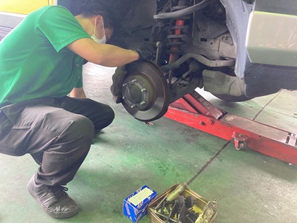 トヨタ FJクルーザー ブレーキパッド交換！( ﾟДﾟ)９ | タイヤ館大石の