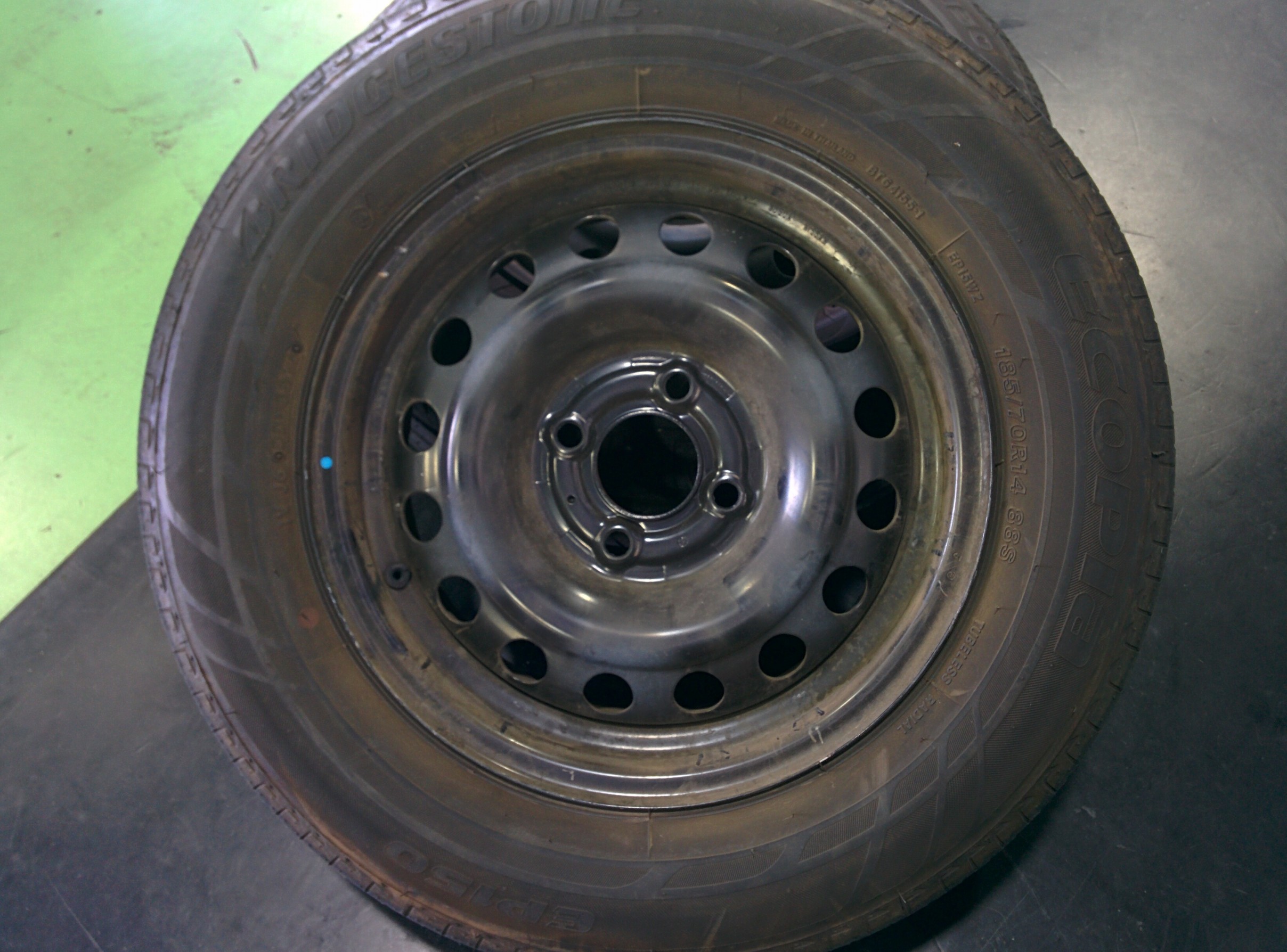 タイヤ交換】ニッサン ノート HE12 185/70R14 エコピアNH200C | 日産