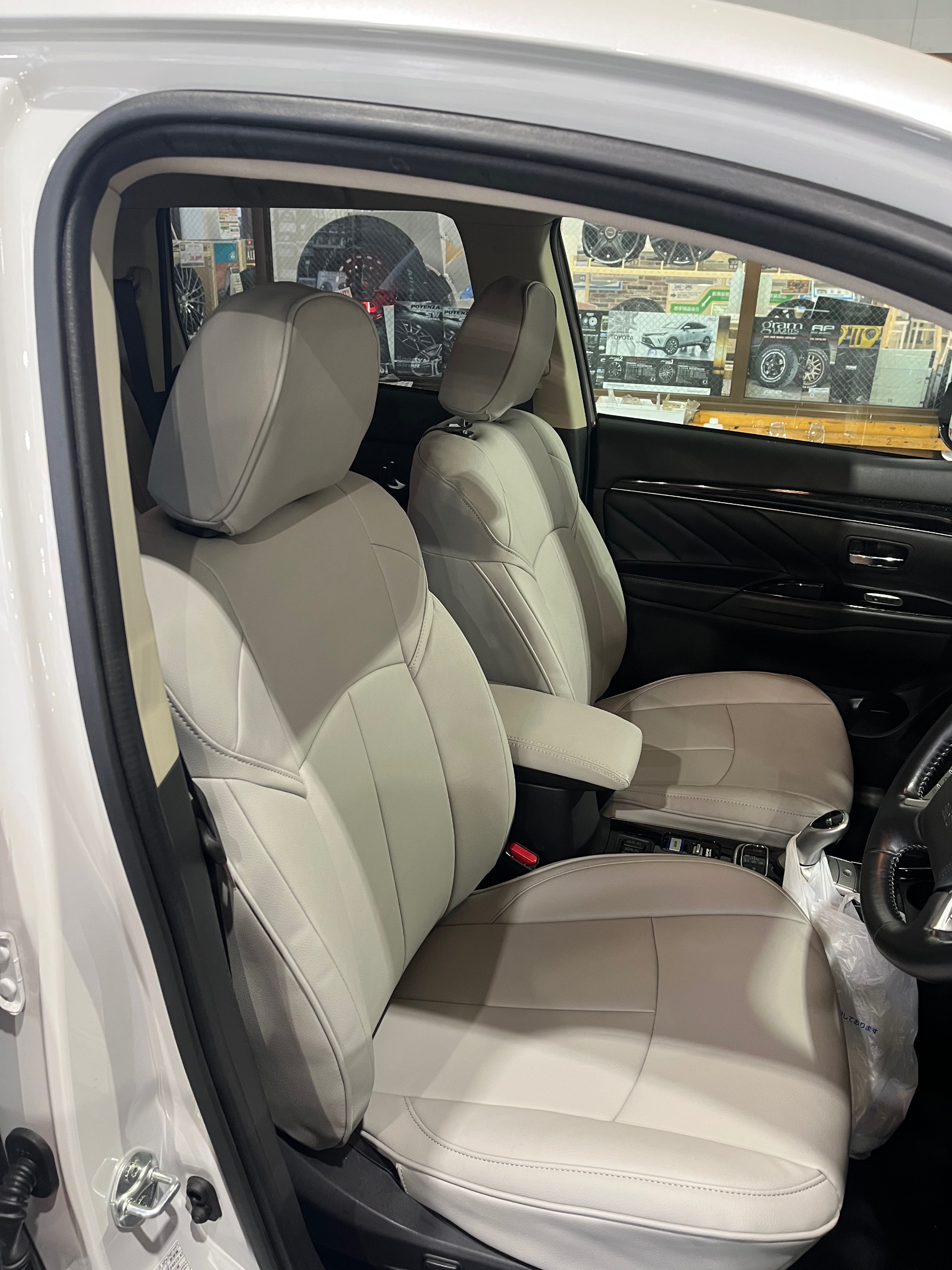 ミツビシ アウトランダー シートカバー取り付け 三菱 アウトランダーphev サービス事例 タイヤ館 長尾 タイヤからはじまる トータルカーメンテナンス タイヤ館グループ