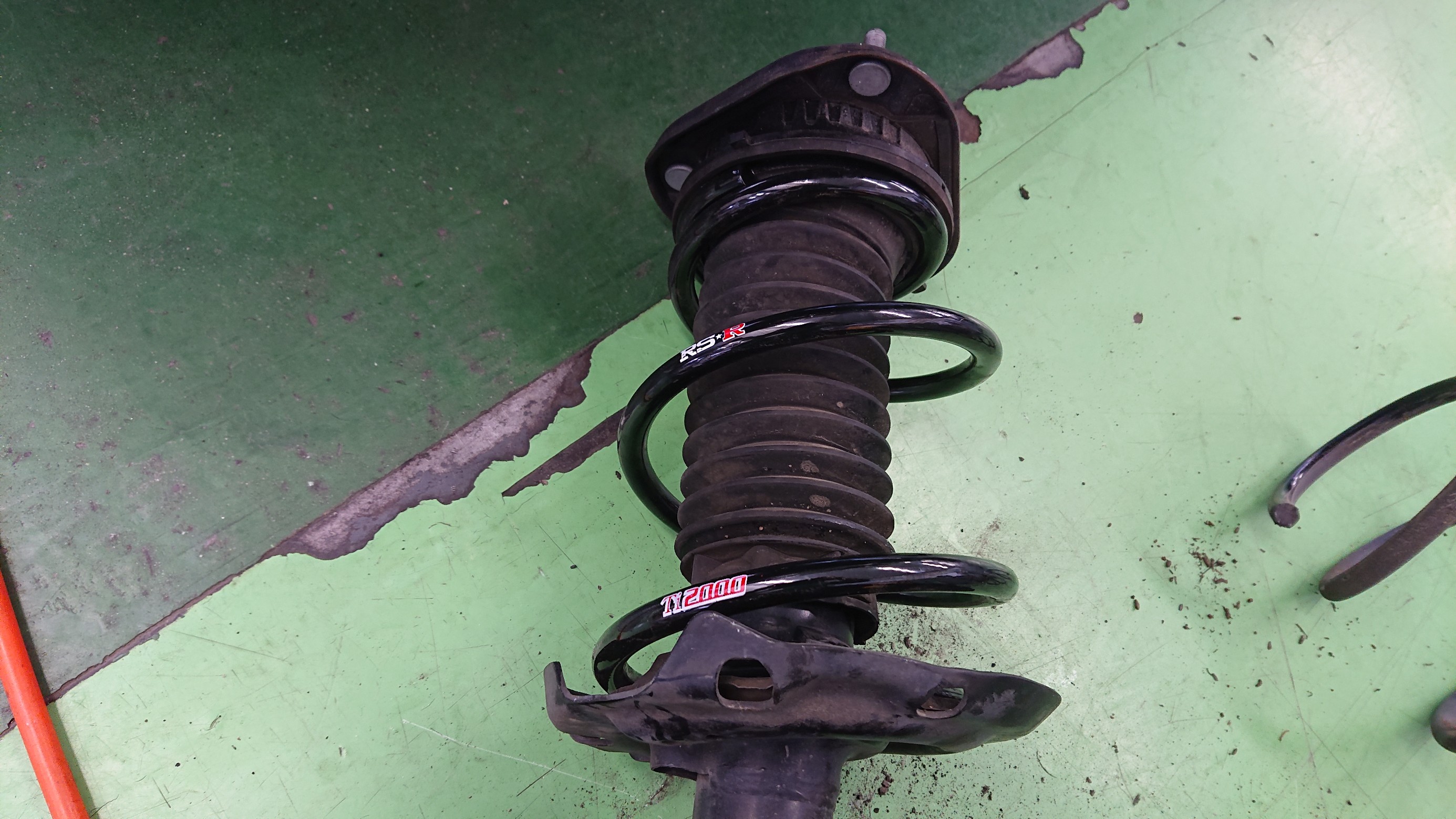 トヨタ・プリウスPHV・ZVW52】ダウンサス取付です。 | 店舗おススメ