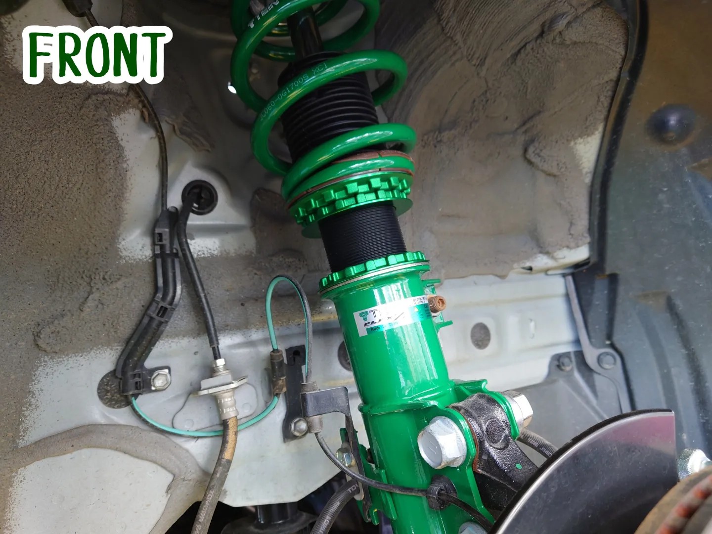 トヨタ カローラツーリング 車高調整キット取付作業! | 店舗お トヨタ カローラツーリング 車高調整キット取付作業! | 店舗お