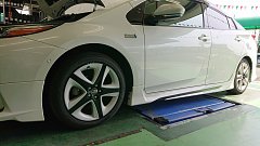トヨタ・プリウスPHV・ZVW52】ダウンサス取付です。 | 店舗お