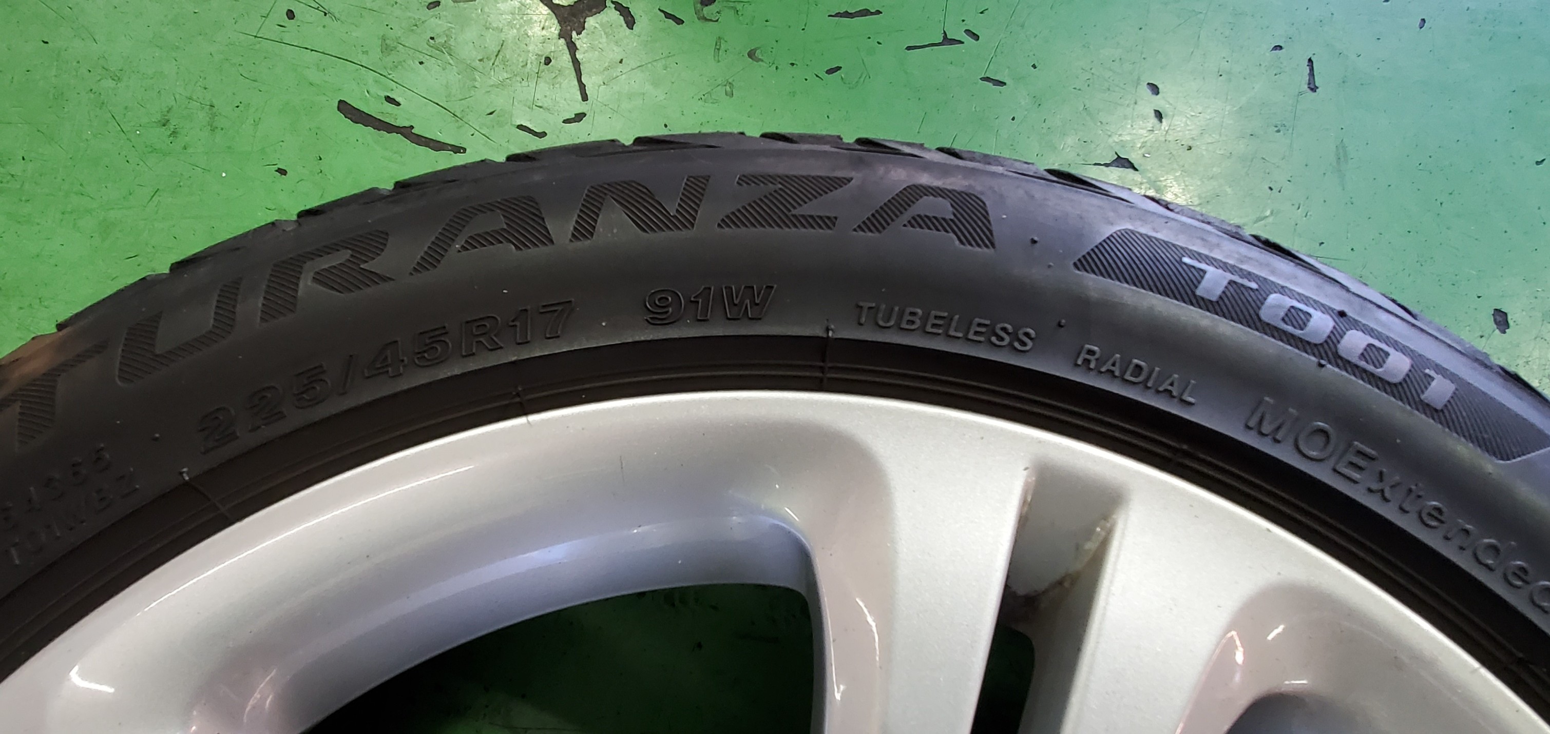 メルセデスベンツA180の純正アルミとメーカー指定のランフラット