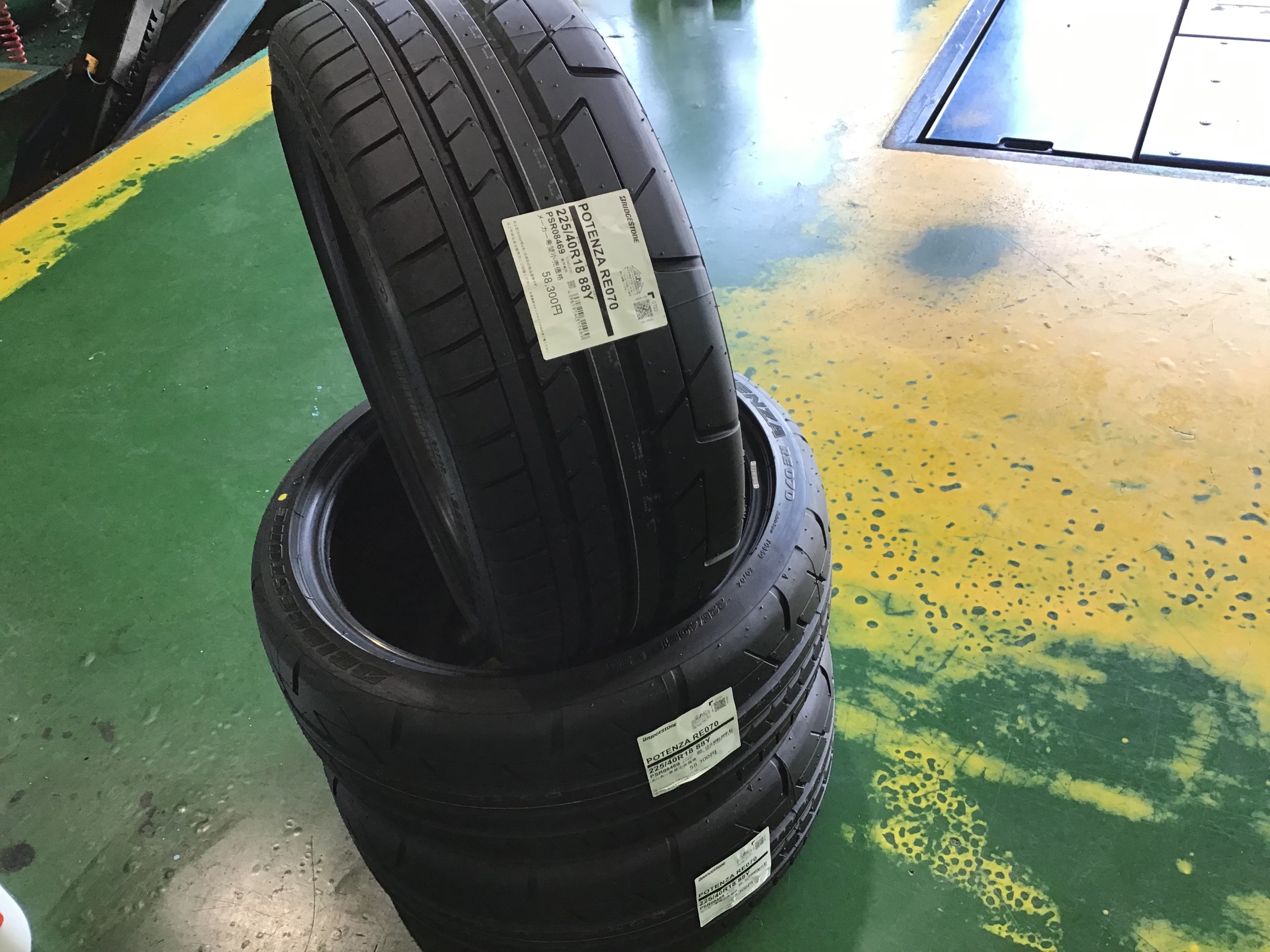 フォルクスワーゲンゴルフ5 R32 と ポテンザre070 フォルクスワーゲン ゴルフ サービス事例 タイヤ館 東松山 タイヤからはじまる トータルカーメンテナンス タイヤ館グループ
