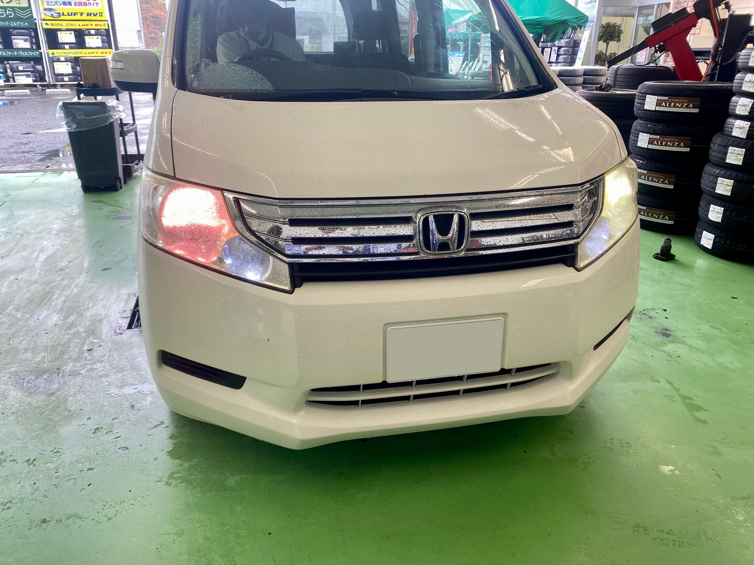 ホンダ・ステップワゴン・RK1】ヘッドライトバルブ交換 | 店舗お