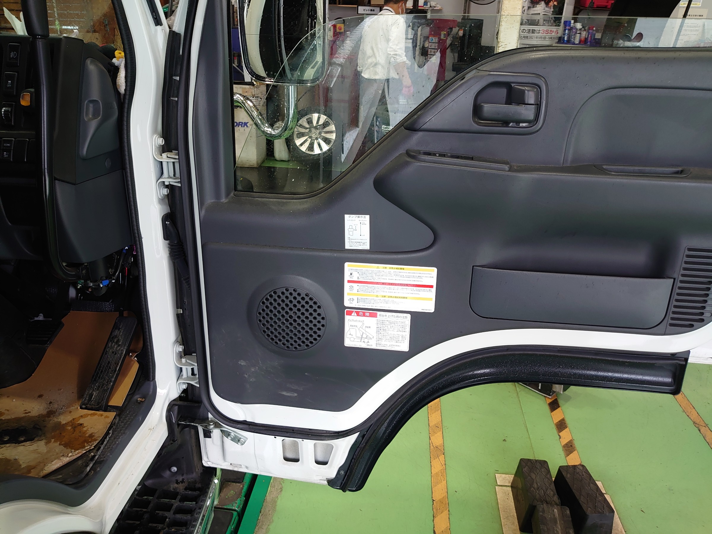 Isuzu エルフ トラック スピーカー交換しました いすず エルフ Av ナビ機器 カー用品取付 Av商品取付 技術サービス施工事例 タイヤ館 福岡東 タイヤからはじまる トータルカーメンテナンス タイヤ館グループ