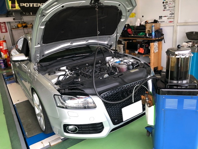 Audi A5 スポーツバック エンジンオイル交換 レヴィテックパワーショット施工をしました！！ | アウディ A5 メンテナンス商品 オイル関連 >  エンジンオイル交換 | 技術サービス施工事例 | タイヤ館 福岡東 | タイヤからはじまる、トータルカーメンテナンス タイヤ館グループ