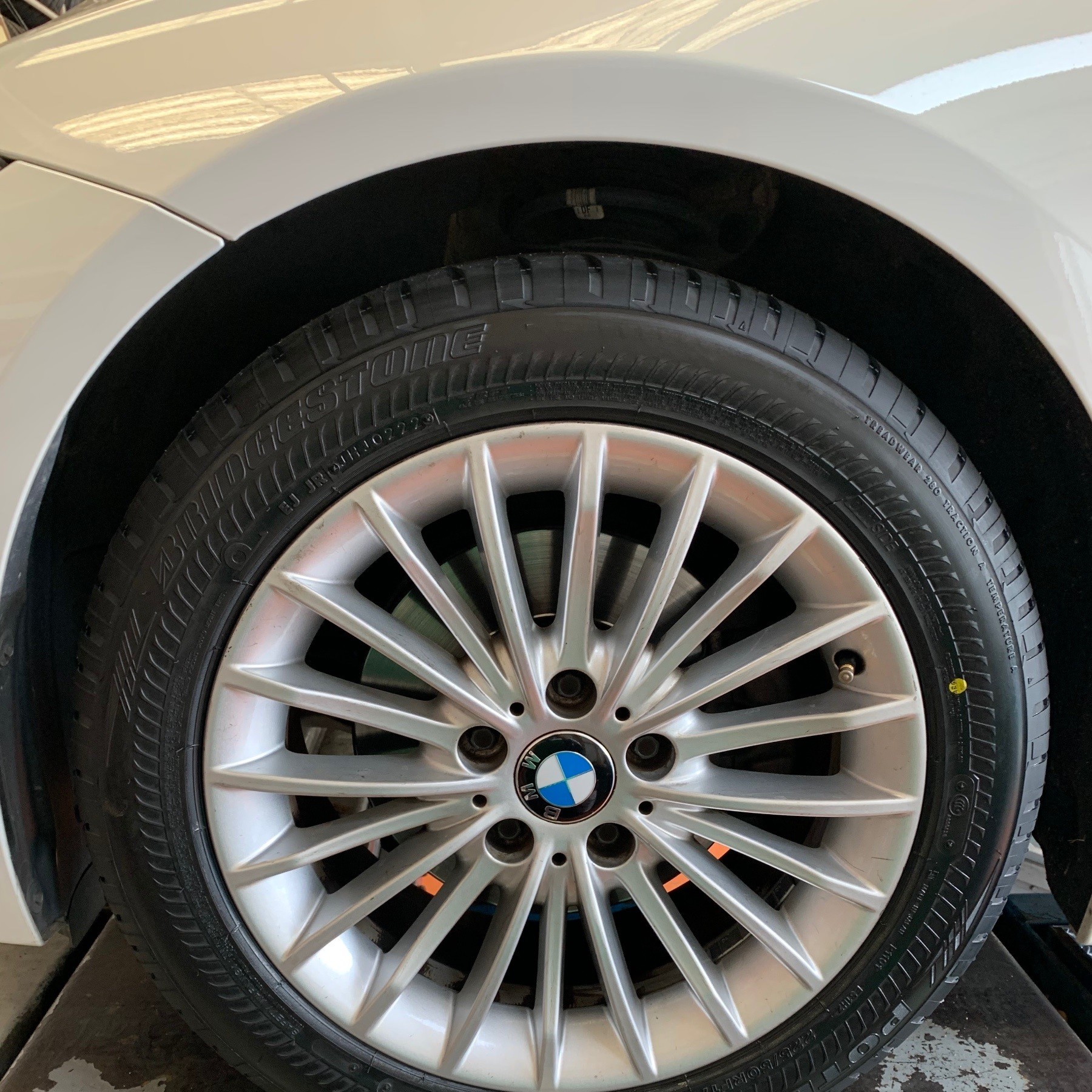 Bmw 3シリーズ タイヤ交換 アライメント調整 Bmw 3シリーズ サービス事例 タイヤ館 長泉沼津インター タイヤからはじまる トータルカーメンテナンス タイヤ館グループ