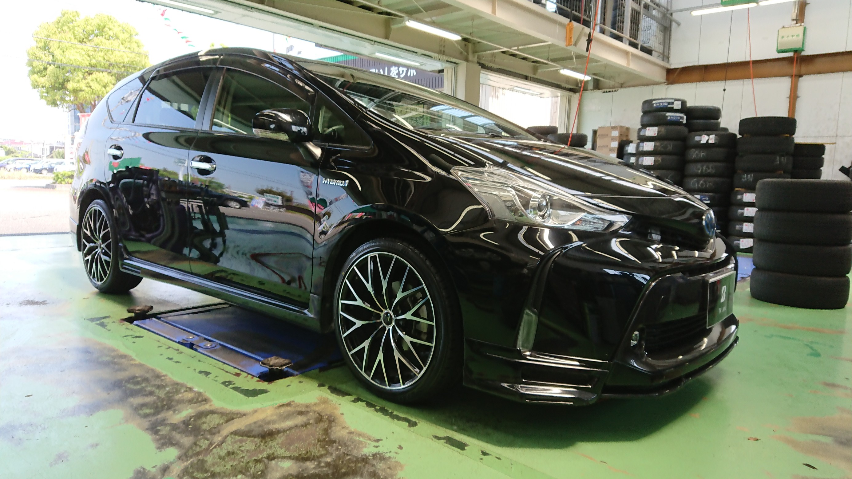 トヨタ・プリウスα(ZVW40W)】タイヤ交換です。 | 店舗お