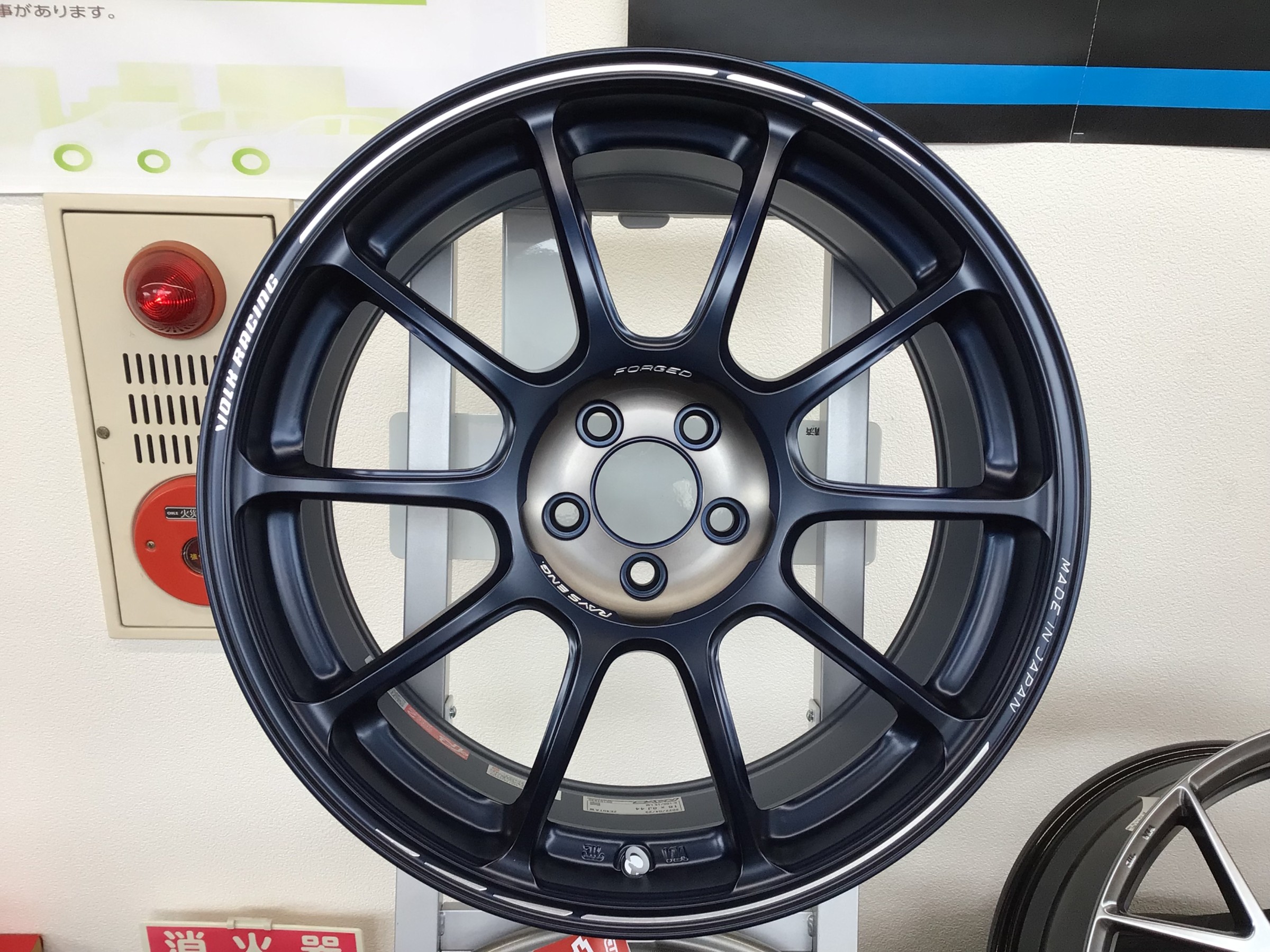 アルミ入荷情報》RAYS☆ ボルクレーシングZE40 メタリックブルー