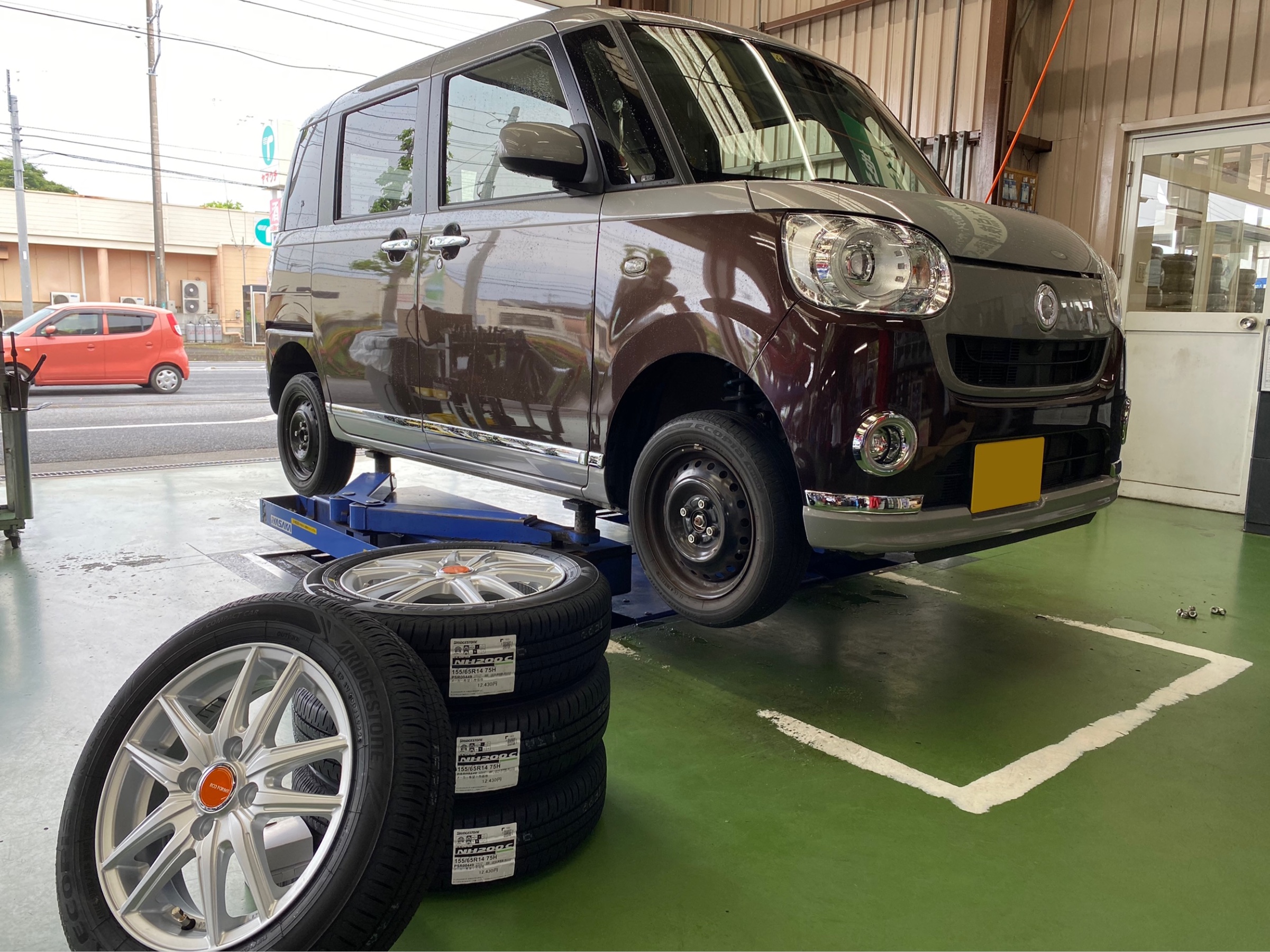 ダイハツ・ムーヴキャンバス・5BA-LA810S】タイヤホイール交換