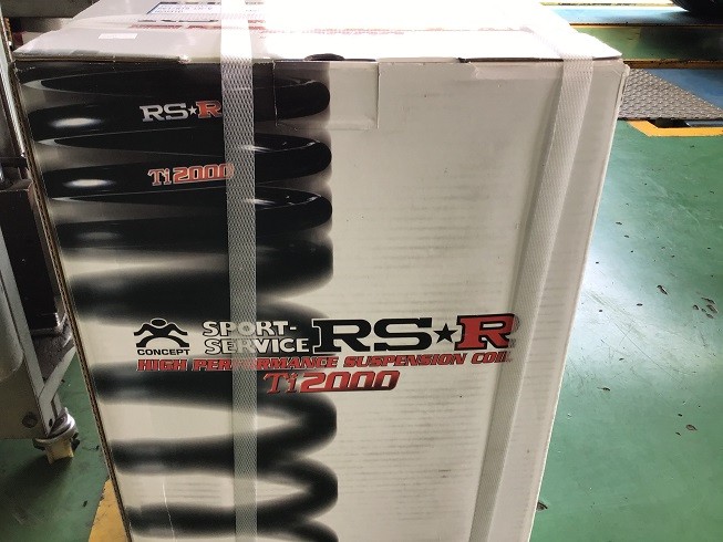 ヤマト・インダストリー　跳ね上げ中間棚付観音扉付きカゴ台車　KRC50-PI（HA）　W800×D600×H1700mm　アイボリー