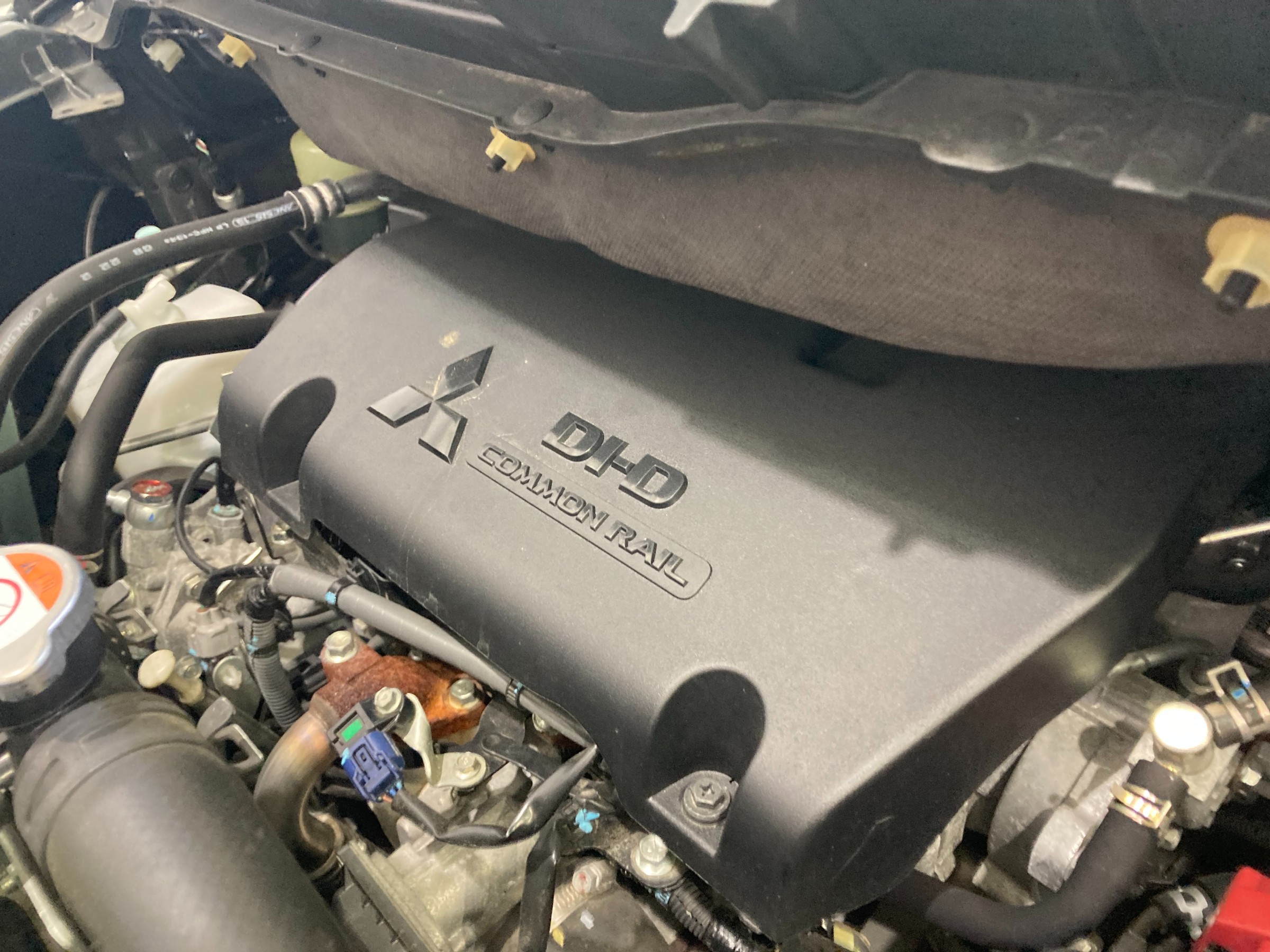 三菱 デリカD5 CV2W型 エンジンオイル交換 サービス事例 タイヤ館 吉田 タイヤからはじまる、トータルカーメンテナンス タイヤ館グループ