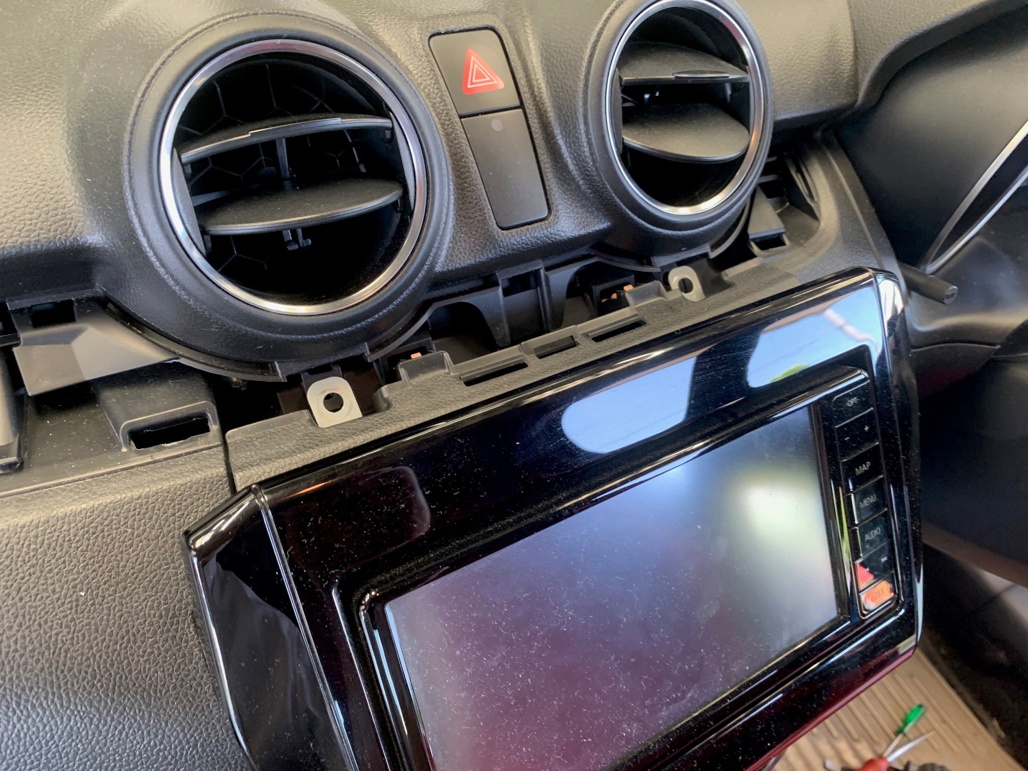 スズキ・スイフト・ZC83】ドラレコ、バックカメラ取付 | 店舗おススメ