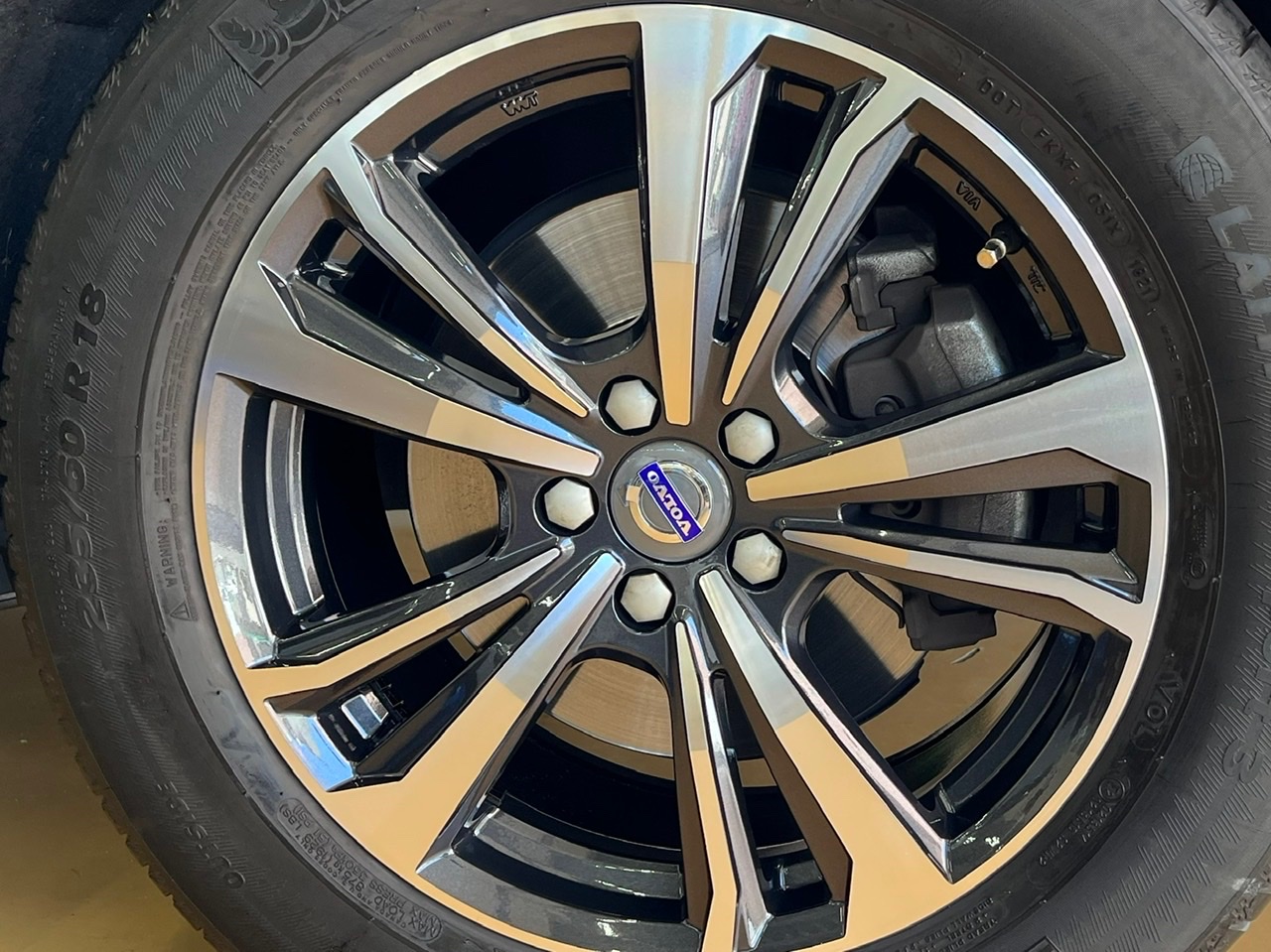 ボルボXC60にホイール取付 ボルボ XC60 ホイール サービス事例 タイヤ館 西横浜 タイヤからはじまる、トータルカー