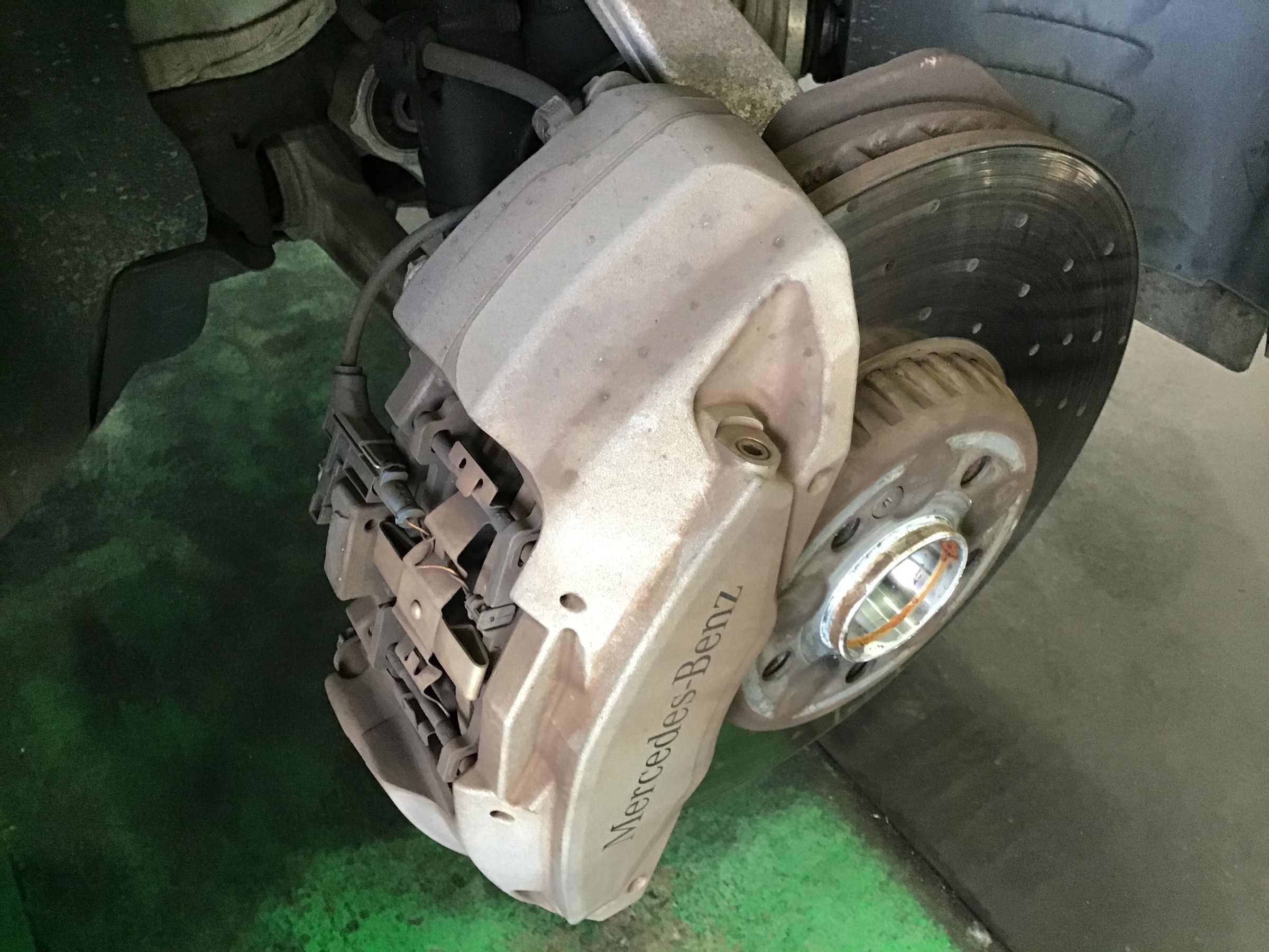 メルセデスベンツ W205 フロントブレーキパッド交換 リアブレーキパッド交換 パッドセンサー交換 低ダスト ディクセル | メルセデス・ベンツ Cクラス その他 パーツ取付 > ブレーキ関係取付 | サービス事例 | タイヤ館 町田 メルセデスベンツ W205 フロントブレーキパッド交換 リアブレーキパッド交換 パッドセンサー交換 低ダスト ディクセル | メルセデス・ベンツ Cクラス その他 パーツ取付 > ブレーキ関係取付 | サービス事例 | タイヤ館 町田