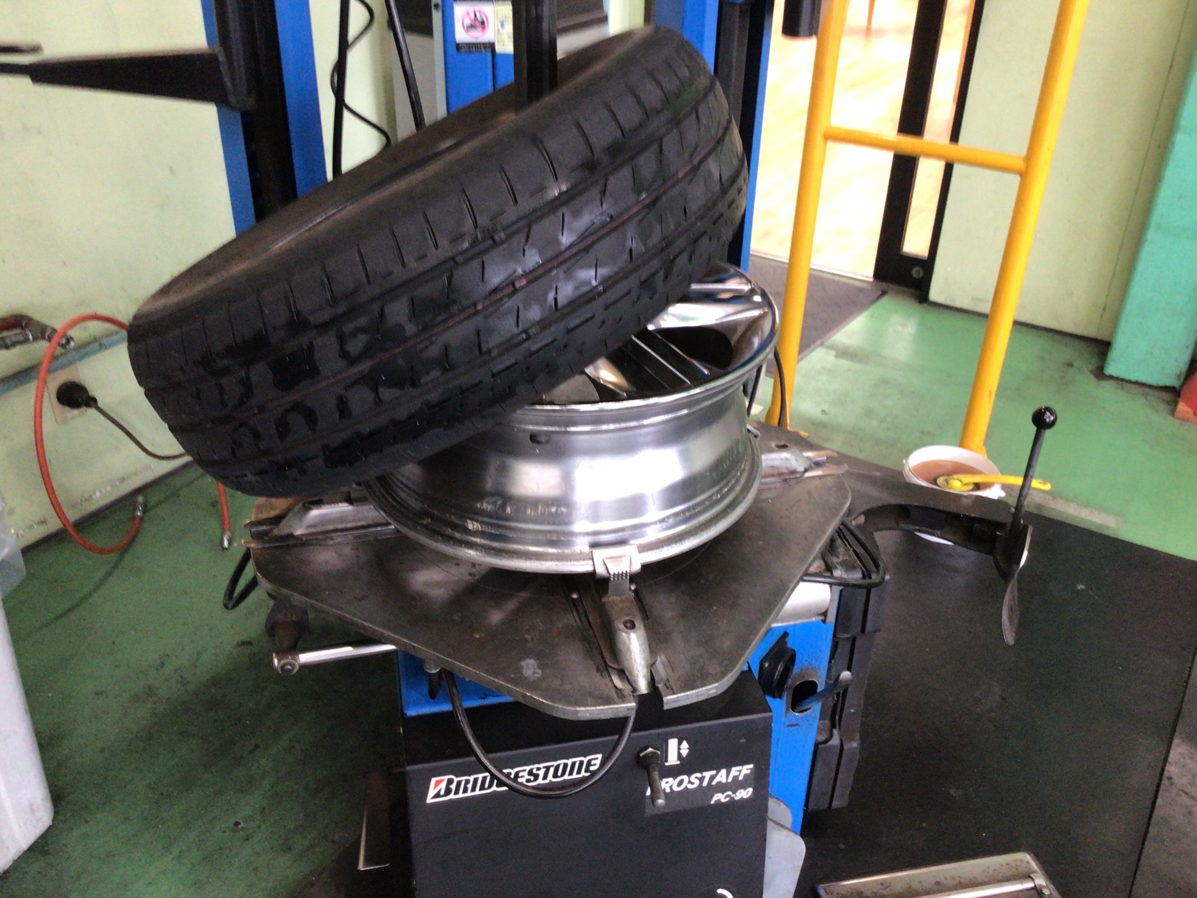 日産 C25型 セレナ 夏タイヤ交換&アライメント調整 | 店舗おススメ