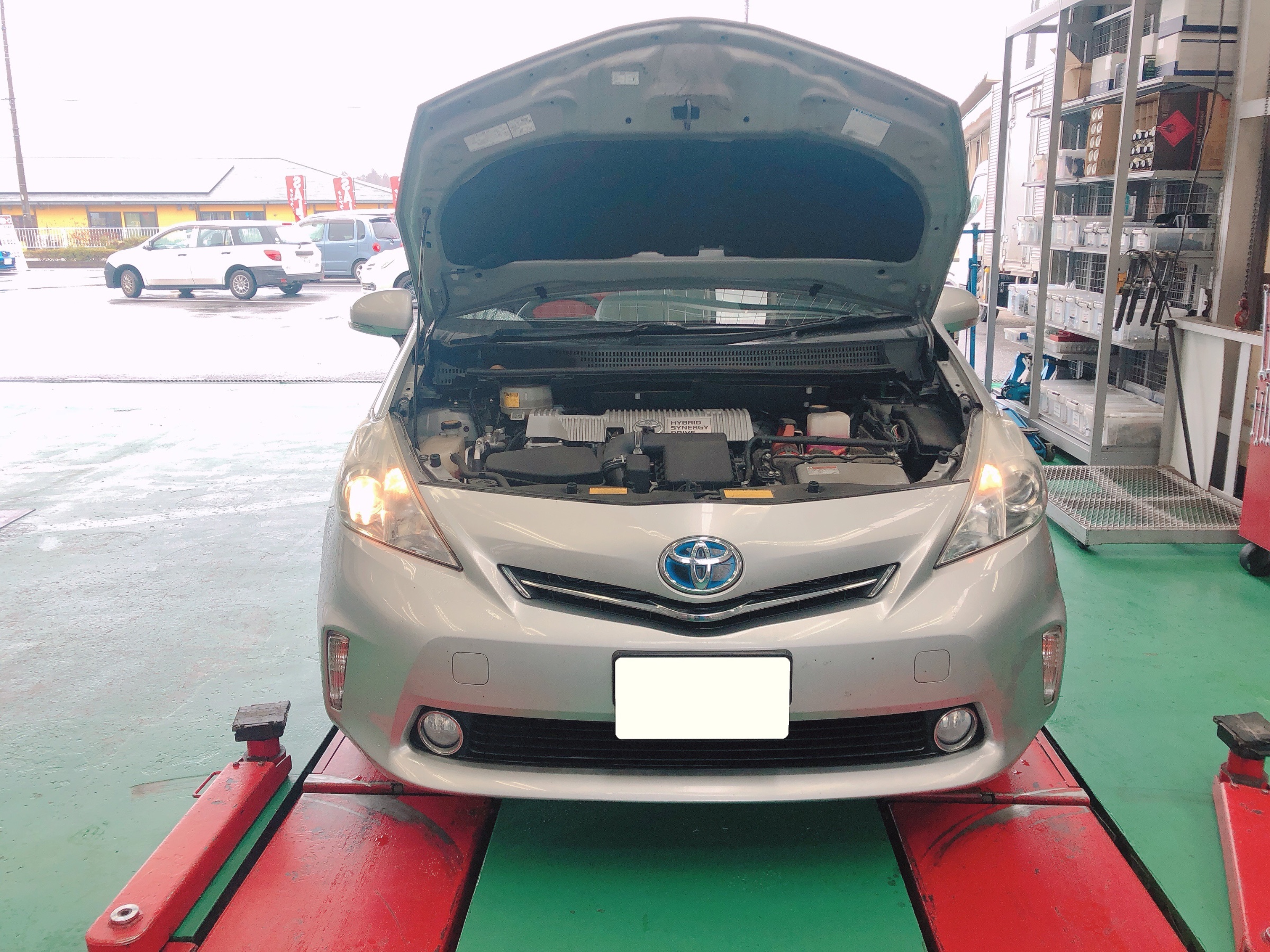 プリウスα 【ヘッドライトバルブ交換】 | トヨタ プリウスα