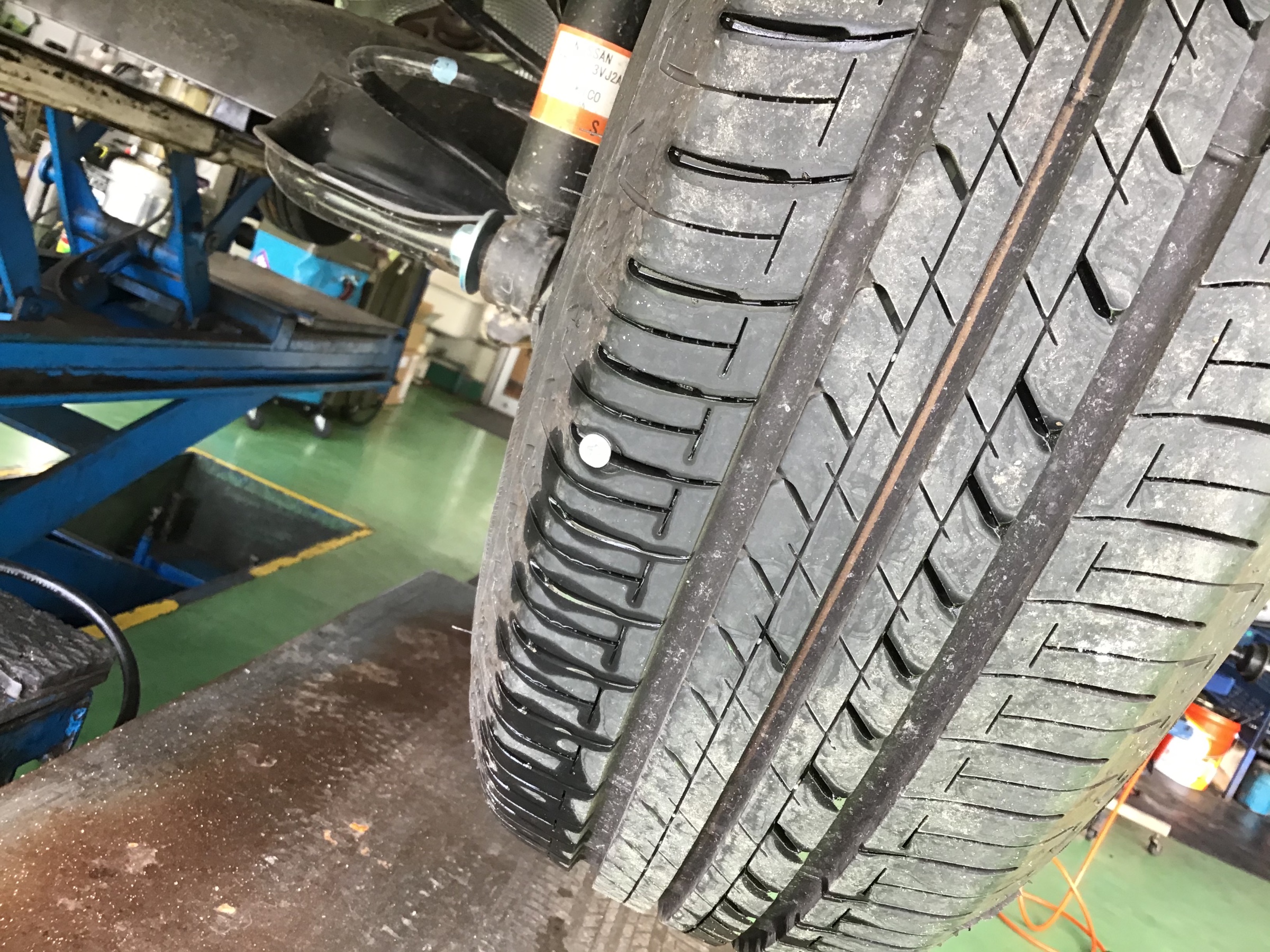 オイル交換からのパンク応急処置 トヨタ アクア その他 タイヤ ホイール関連 パンク修理 スタッフ日記 タイヤ館 西船橋 千葉県の タイヤ カー用品ショップ タイヤからはじまる トータルカーメンテナンス タイヤ館グループ