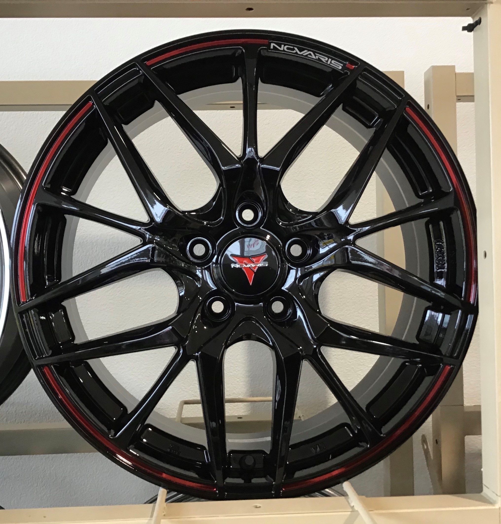 新しいホイールだよ スタッフ日記 タイヤ館 十和田 タイヤからはじまる トータルカーメンテナンス タイヤ館グループ