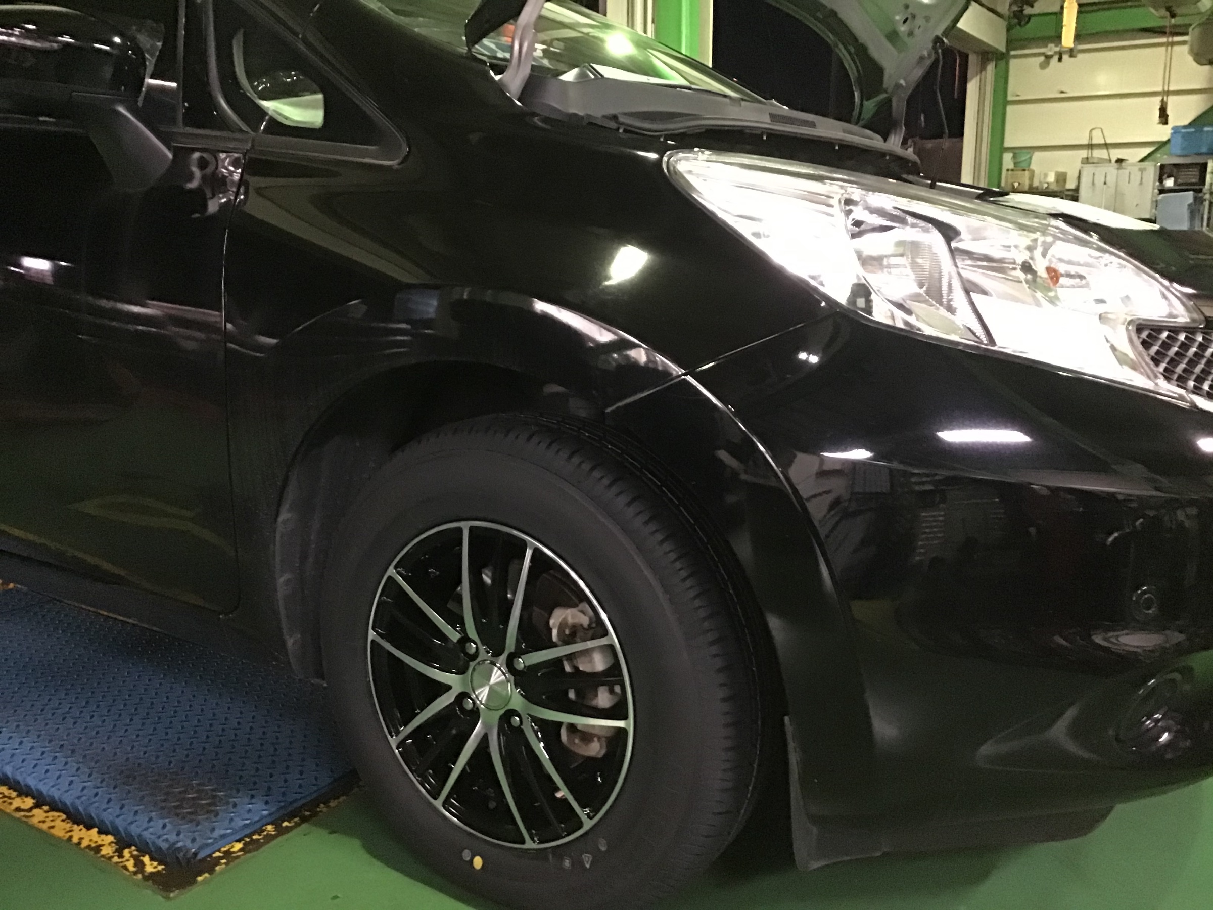 日産 ノート タイヤ ホイール セット交換 日産 ノート ホイール タイヤ ホイール関連 タイヤ ホイール交換 サービス事例 タイヤ館 厚木 神奈川県のタイヤ カー用品ショップ タイヤからはじまる トータルカーメンテナンス タイヤ館グループ