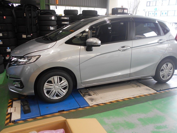 Fit 車高調取り付け サービス事例 タイヤ館 西宮 兵庫県のタイヤ カー用品ショップ タイヤからはじまる トータルカーメンテナンス タイヤ館グループ