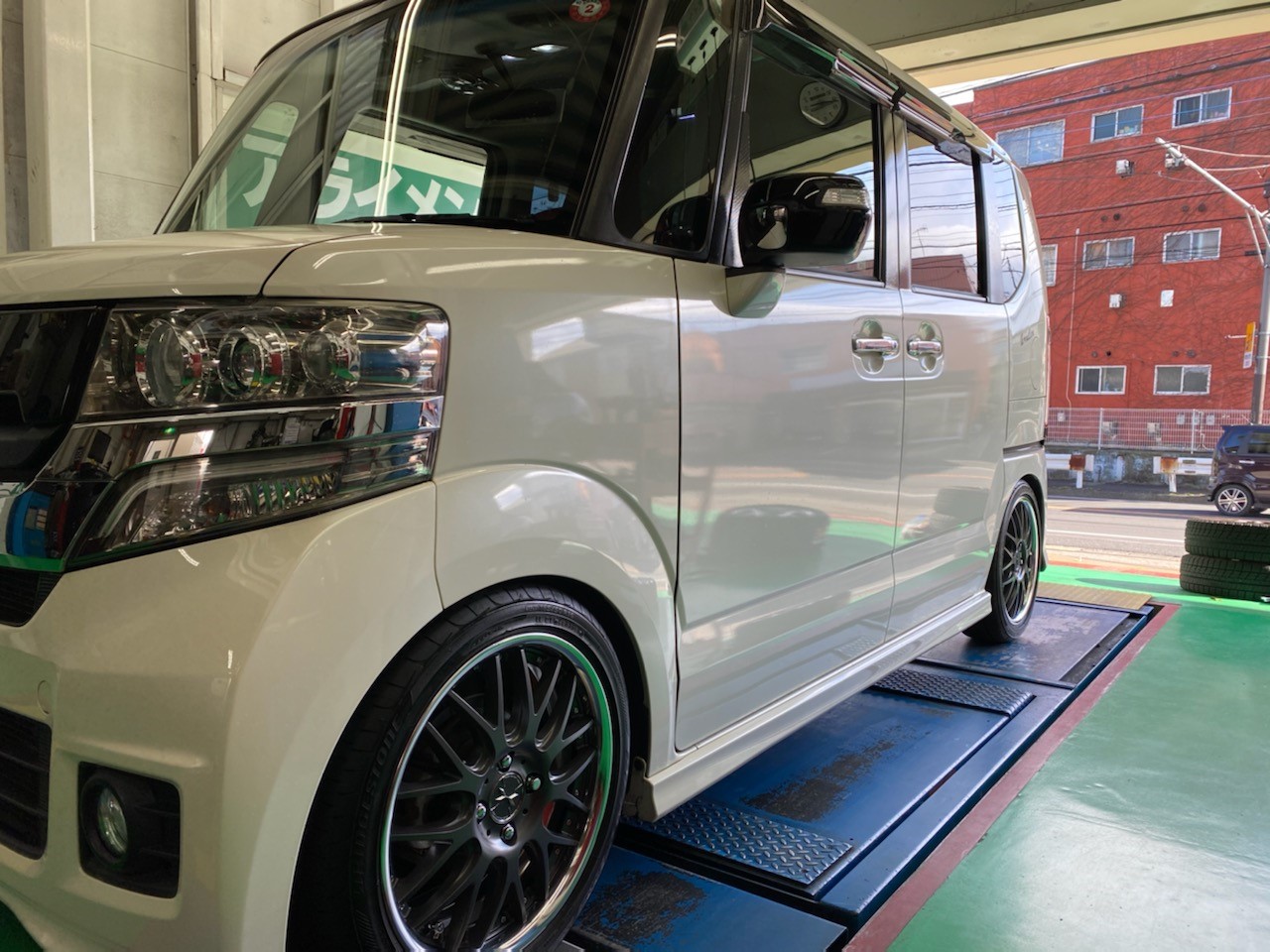 ホンダ N Box Weds マーベリック709m １６インチ取付 ホンダ N Boxカスタム ホイール タイヤ ホイール関連 タイヤ ホイール交換 サービス事例 タイヤ館 瀬谷 神奈川県のタイヤ カー用品ショップ タイヤからはじまる トータルカーメンテナンス タイヤ館グループ