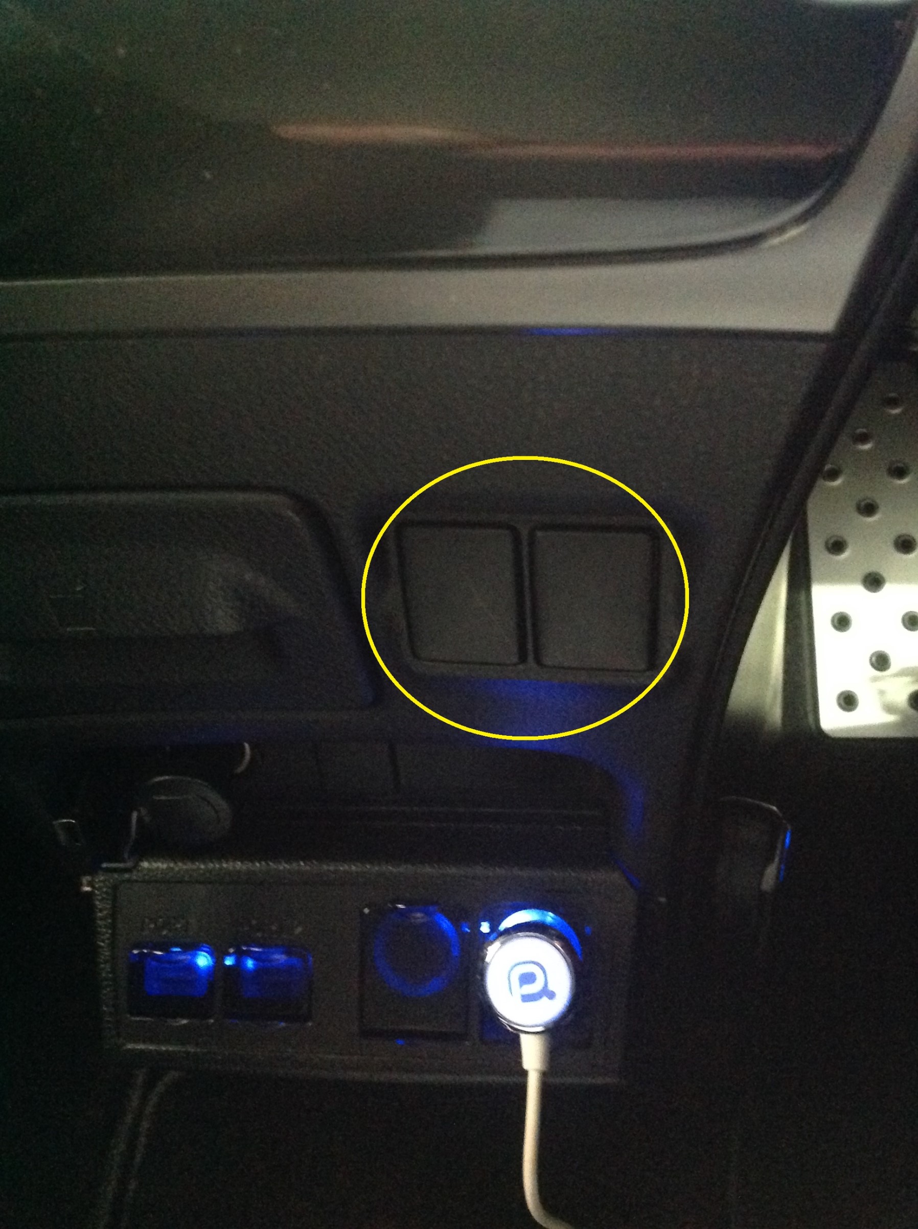 ヴォクシー シートヒーター取付 トヨタ ヴォクシー その他 パーツ取付 各種用品取付 サービス事例 タイヤ館 金沢南 石川県 福井県のタイヤ カー用品ショップ タイヤからはじまる トータルカーメンテナンス タイヤ館グループ