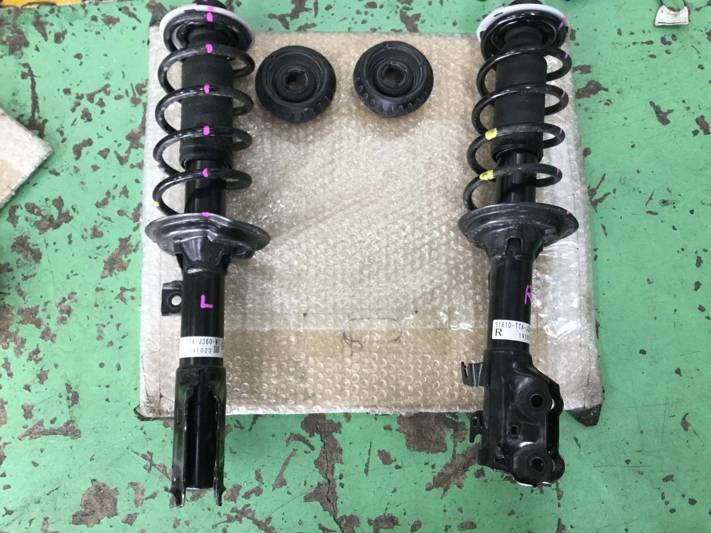 【福岡】引取限定　三つ折りパーティション　グレー　タイヤ付き 三つ折りパーテーション」通販 - アスクル