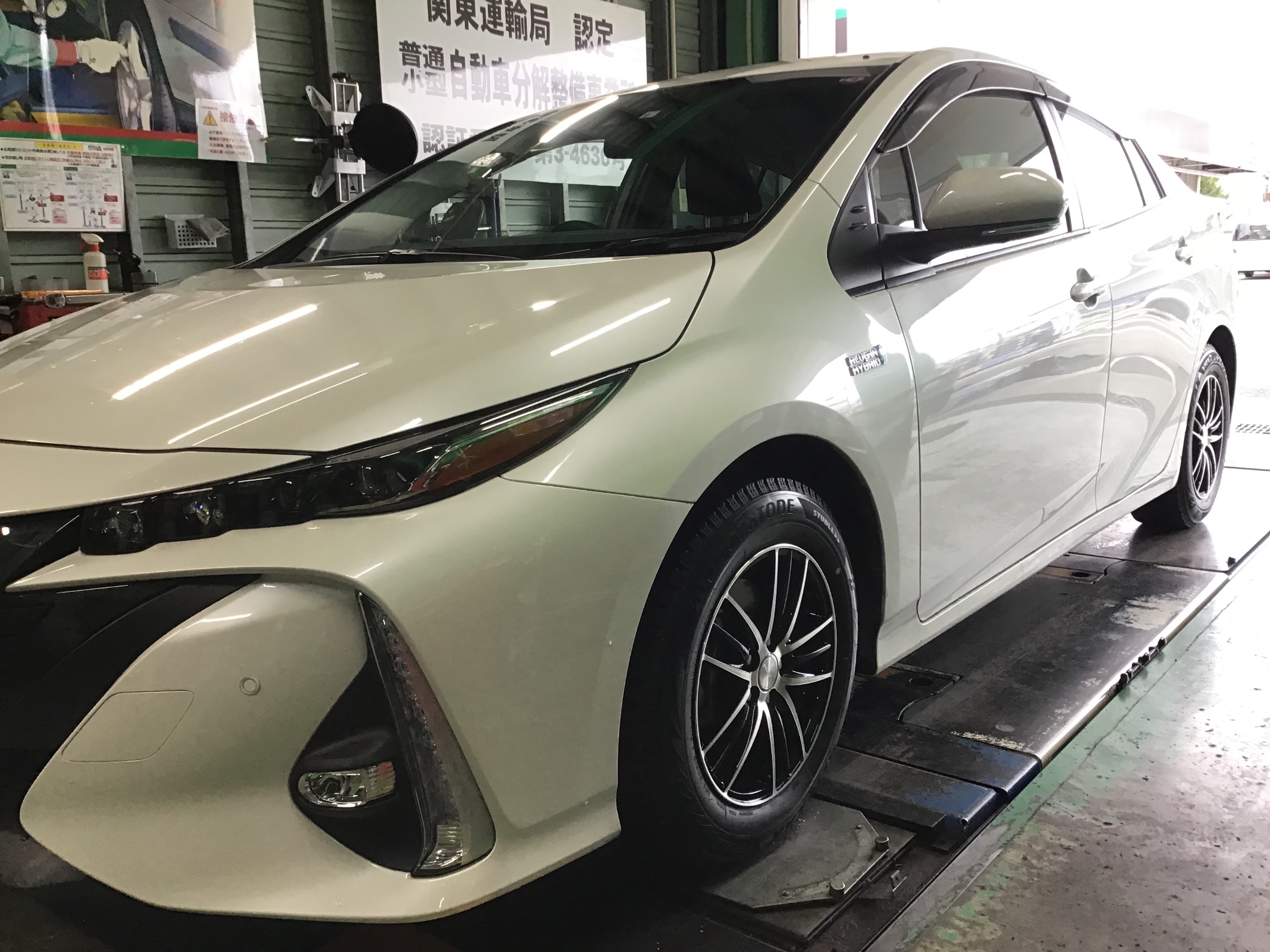 プリウスPHV スタッドレスタイヤ取り付け | トヨタ プリウスPHV