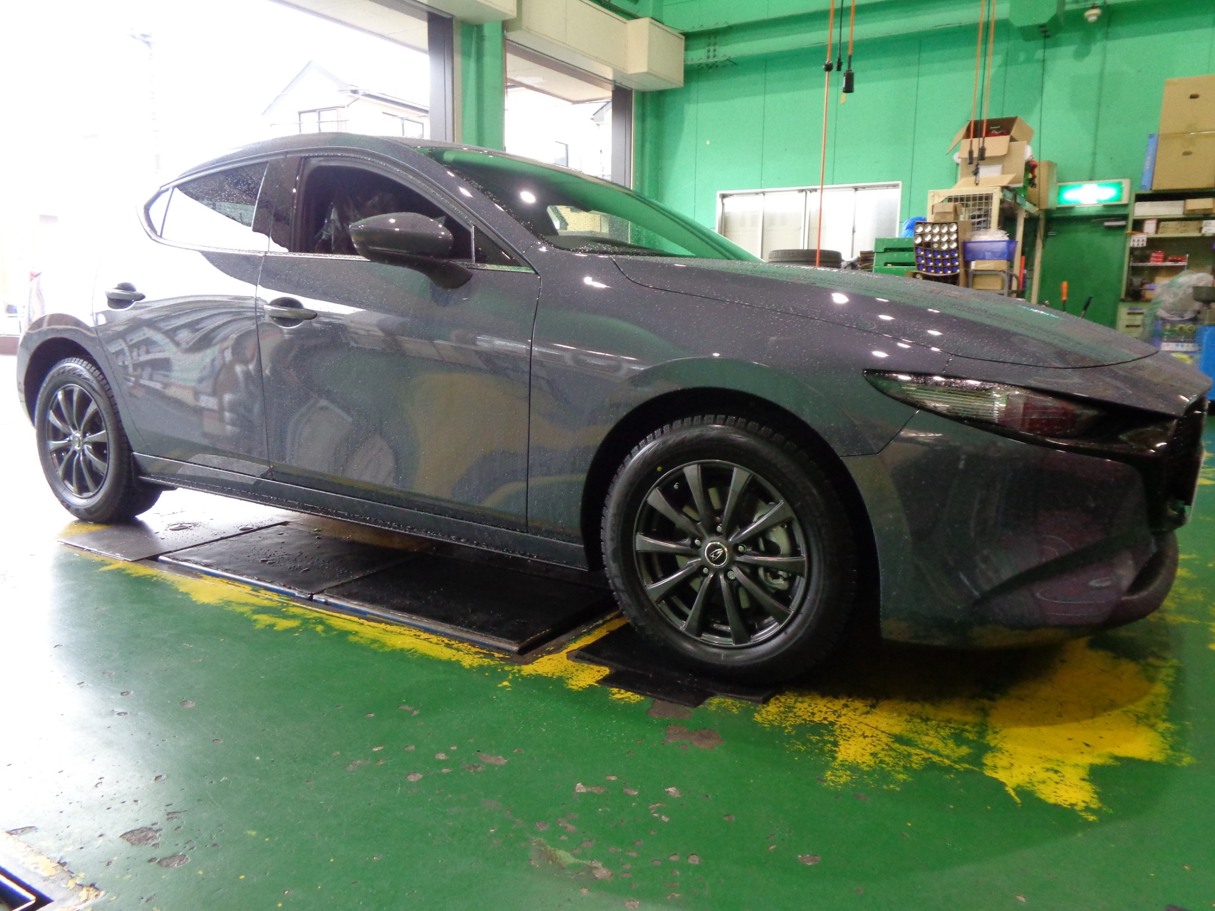 MAZDA3 スタッドレスタイヤ・ホイールセットのお取り付け | 店舗 MAZDA3 スタッドレスタイヤ・ホイールセットのお取り付け | 店舗