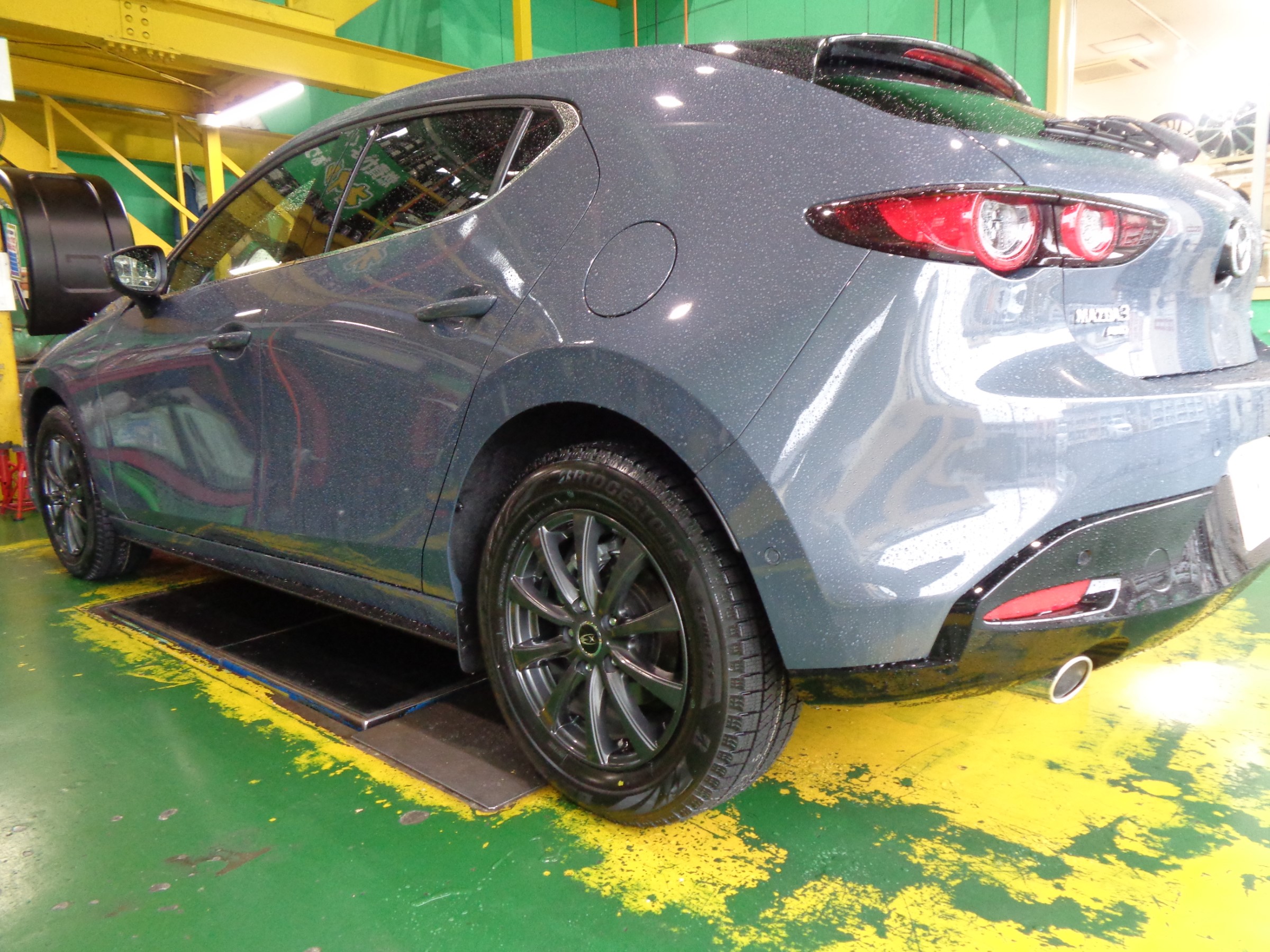 MAZDA3 スタッドレスタイヤ・ホイールセットのお取り付け | 店舗 MAZDA3 スタッドレスタイヤ・ホイールセットのお取り付け | 店舗