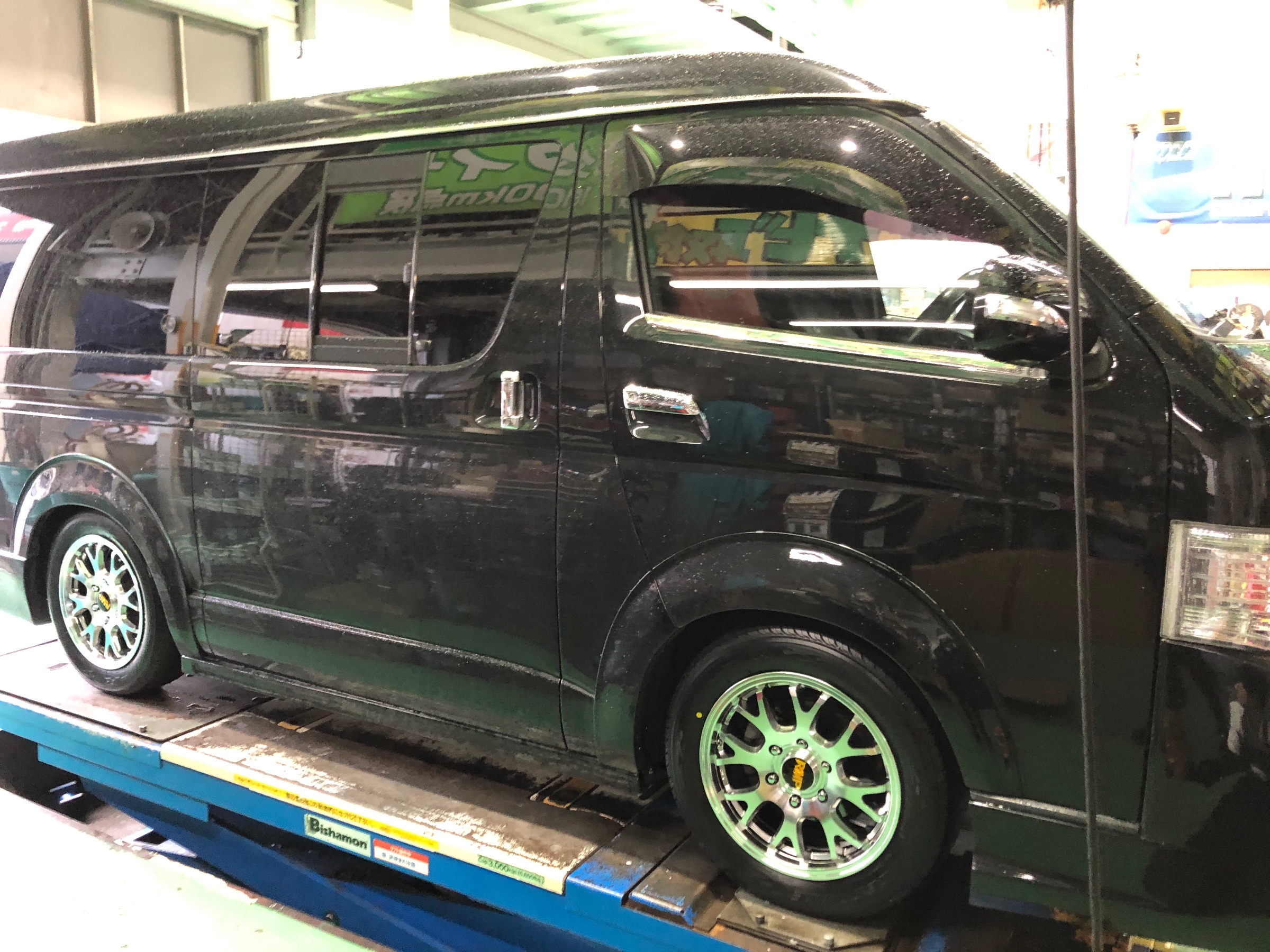 ハイエース タイヤホイール交換っ トヨタ ハイエース 取り付け 施工事例集 タイヤ館 福岡西 タイヤからはじまる トータルカーメンテナンス タイヤ館グループ
