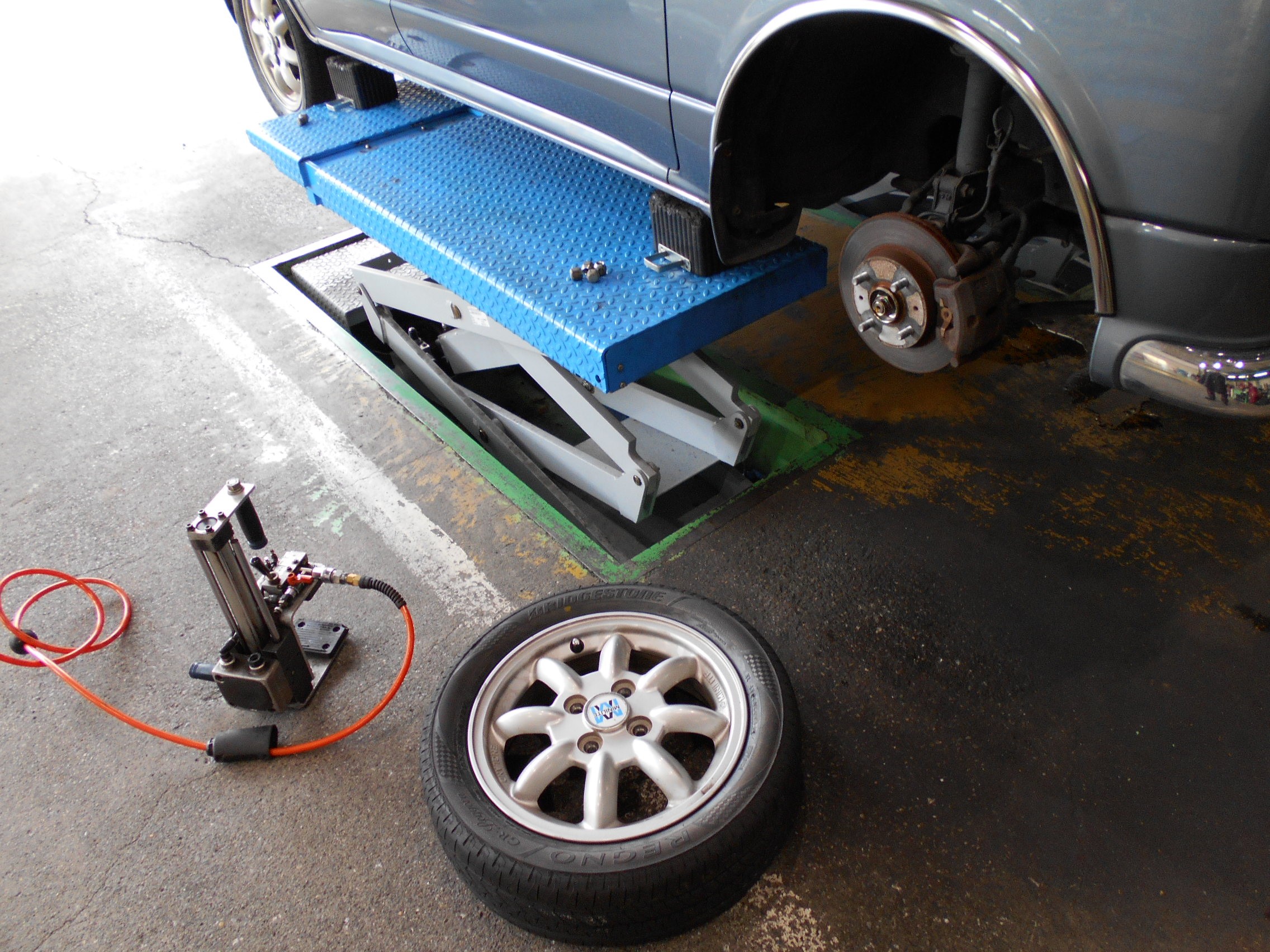 タイヤを車体より外します。