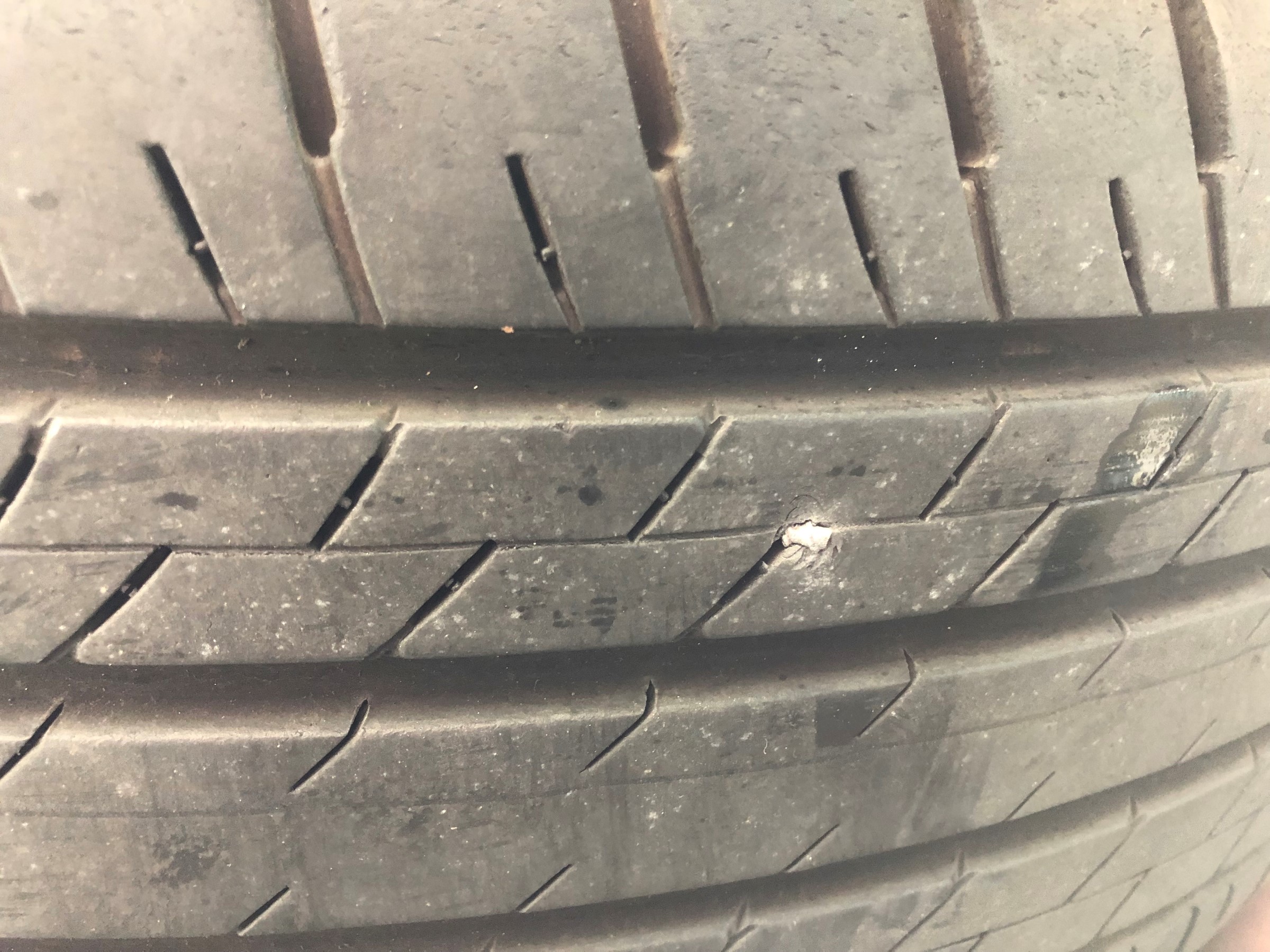 駐車場についたら タイヤが パンク スタッフ日記 タイヤ館 東久留米 東京都のタイヤ カー用品ショップ タイヤからはじまる トータルカーメンテナンス タイヤ館グループ