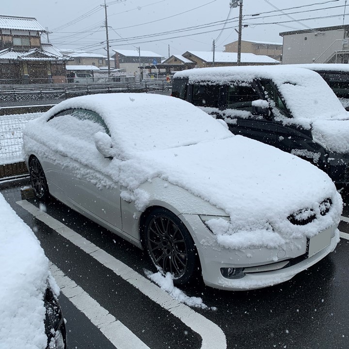 BMWに積もった雪