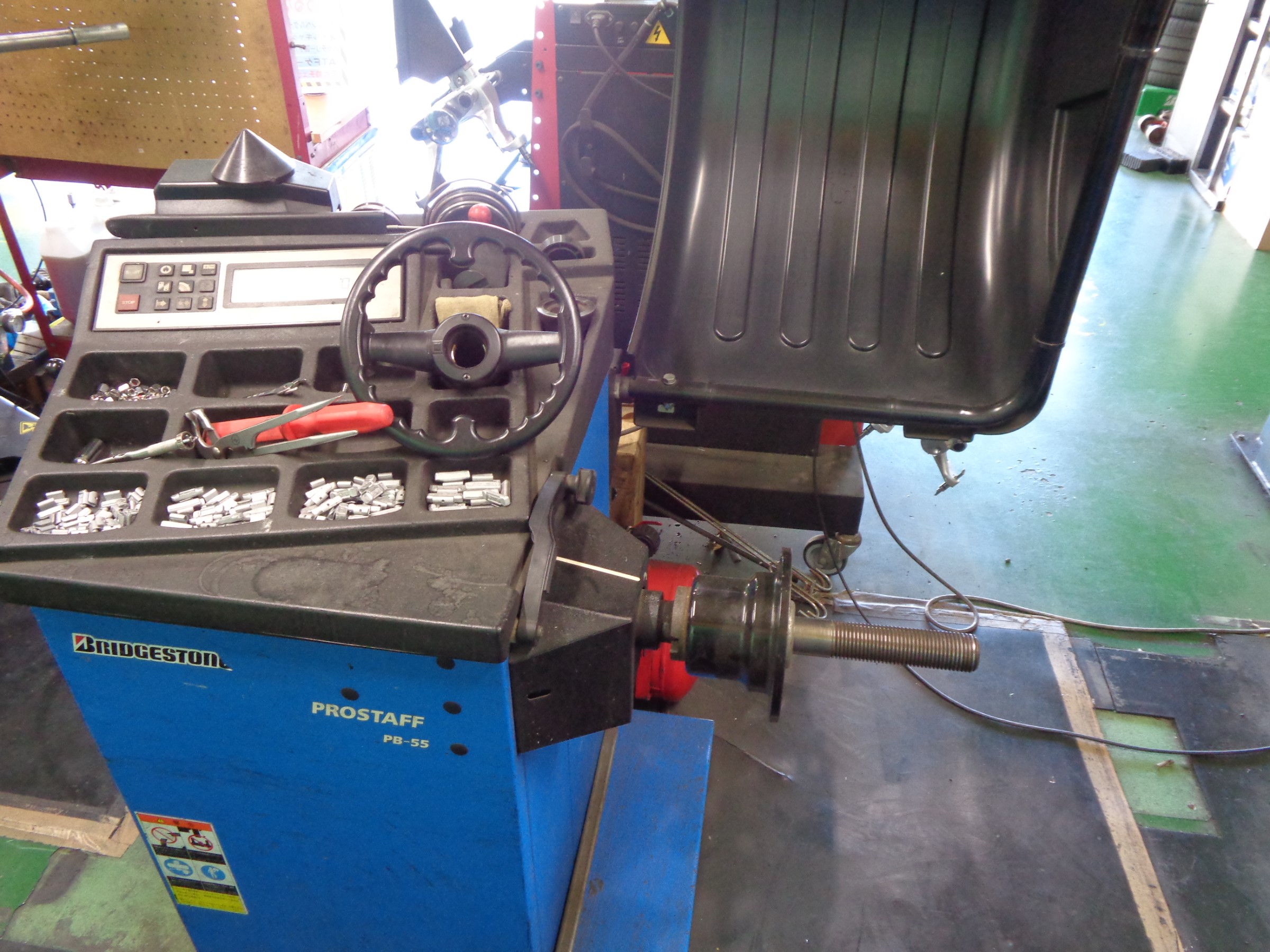 ホイールバランスって タイヤ タイヤ ホイール関連 バランサーシステム サービス事例 タイヤ館 所沢 タイヤからはじまる トータルカーメンテナンス タイヤ館グループ