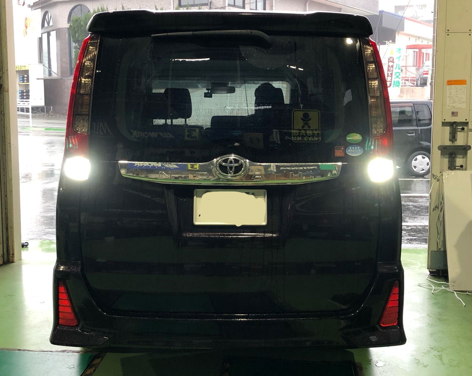 バックライトの Led化で夜のバック駐車も安心 トヨタ ノア その他 パーツ取付 各種用品取付 スタッフブログ タイヤ館 福岡東 タイヤからはじまる トータルカーメンテナンス タイヤ館グループ