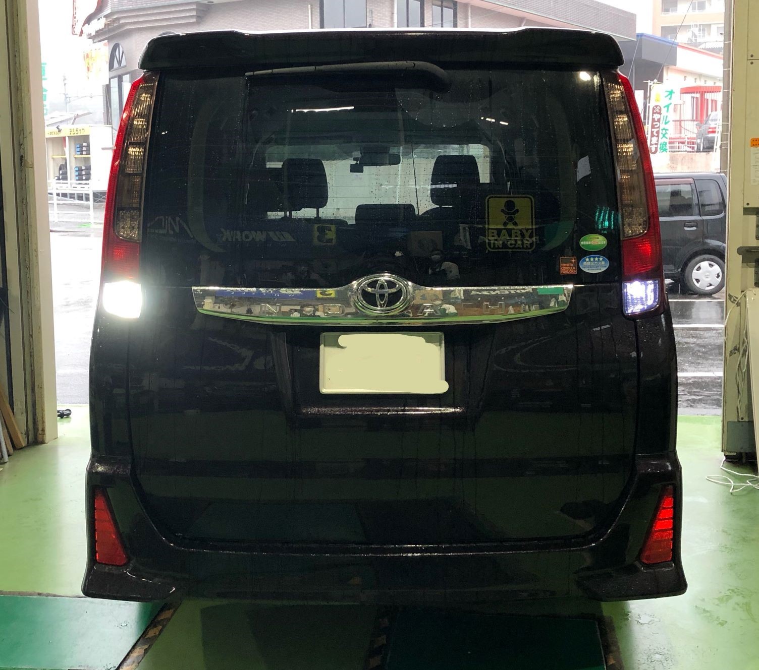 バックライトの Led化で夜のバック駐車も安心 トヨタ ノア その他 パーツ取付 各種用品取付 スタッフブログ タイヤ館 福岡東 タイヤからはじまる トータルカーメンテナンス タイヤ館グループ