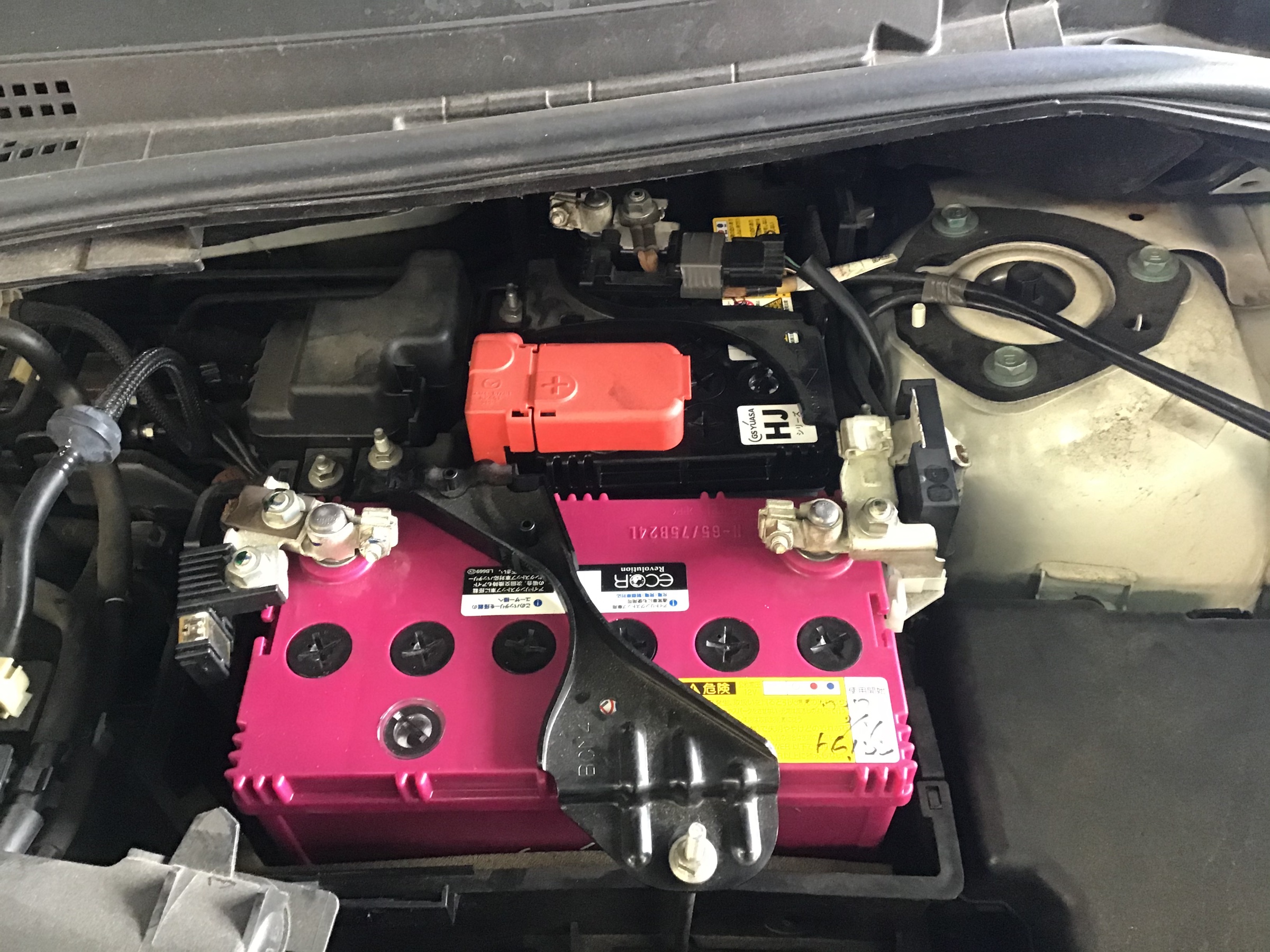 プレマシー バッテリー交換 Gsユアサ マツダ プレマシー メンテナンス商品 カー用品取付 バッテリー 作業紹介 タイヤ館 ２４６さぎぬま 神奈川県のタイヤ カー用品ショップ タイヤからはじまる トータルカーメンテナンス タイヤ館グループ