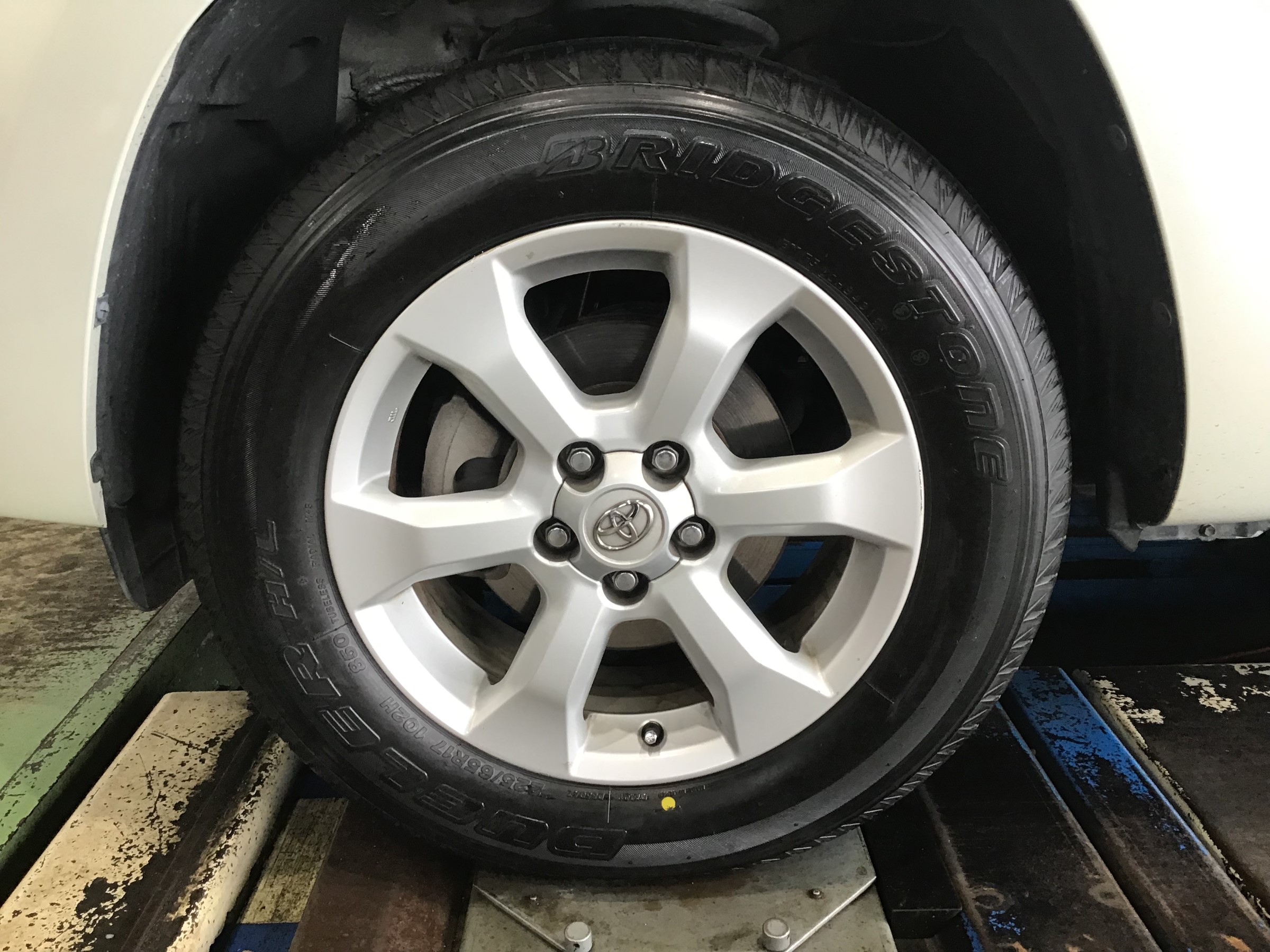 トヨタ ヴァンガード タイヤ交換 トヨタ ヴァンガード タイヤ タイヤ ホイール関連 タイヤ ホイール交換 サービス事例 タイヤ館 幕張 千葉県のタイヤ カー用品ショップ タイヤからはじまる トータルカーメンテナンス タイヤ館グループ