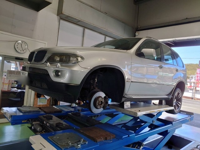 Bmw X5 E53 のホイールバランスの調整をしました Bmw X5 技術サービス施工事例 タイヤ館 福岡東 タイヤからはじまる トータルカーメンテナンス タイヤ館グループ